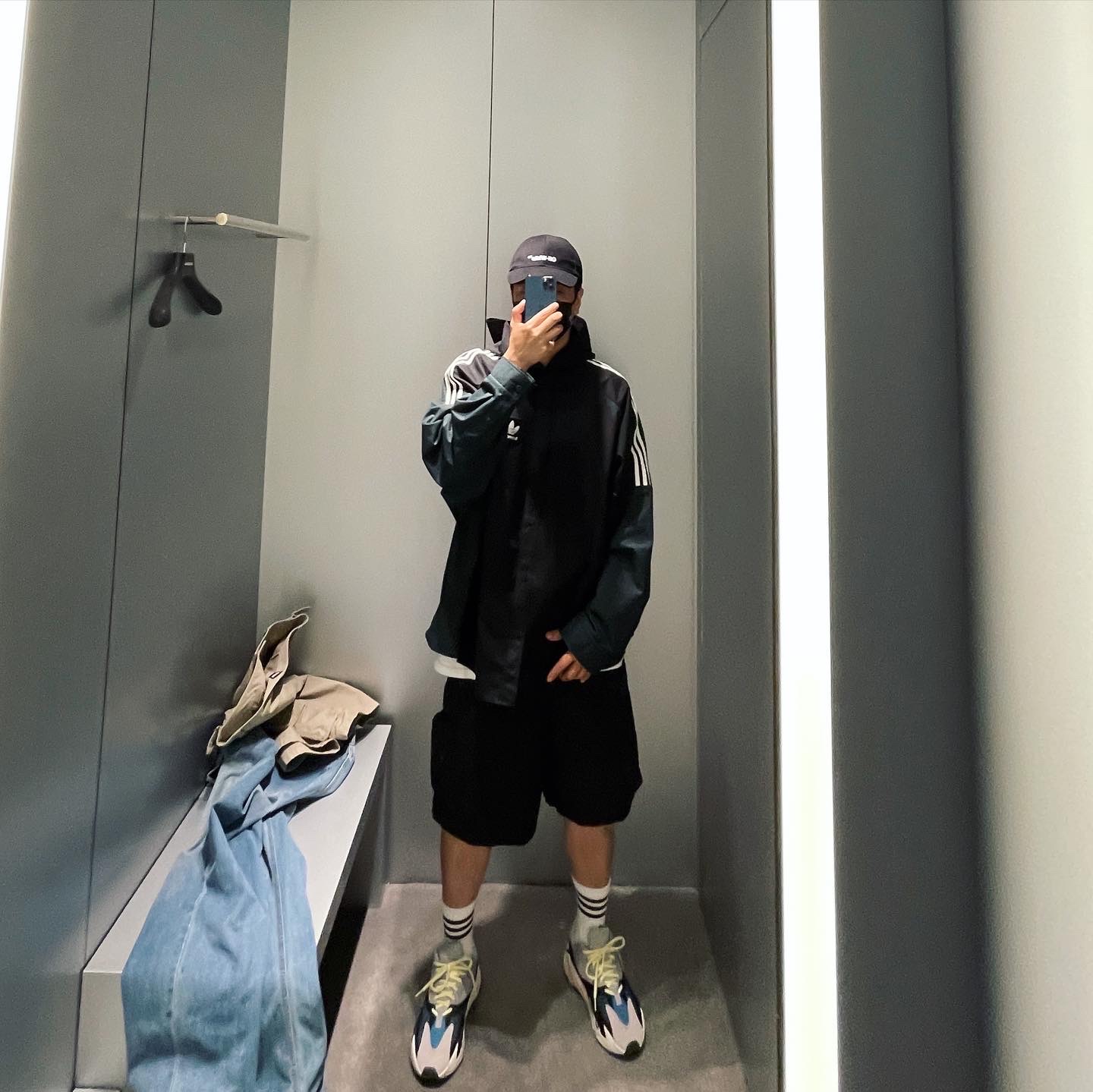 Adidas Yeezy Boost 700 Wave Runner Solid Grey 2021/2022 착용 스타일