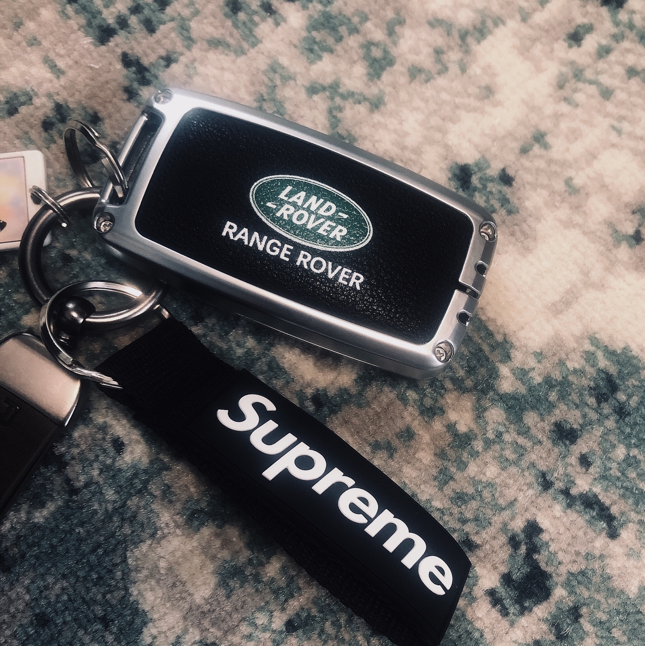 Supreme Webbing Keychain Black - 23SS 착용 스타일 - 2