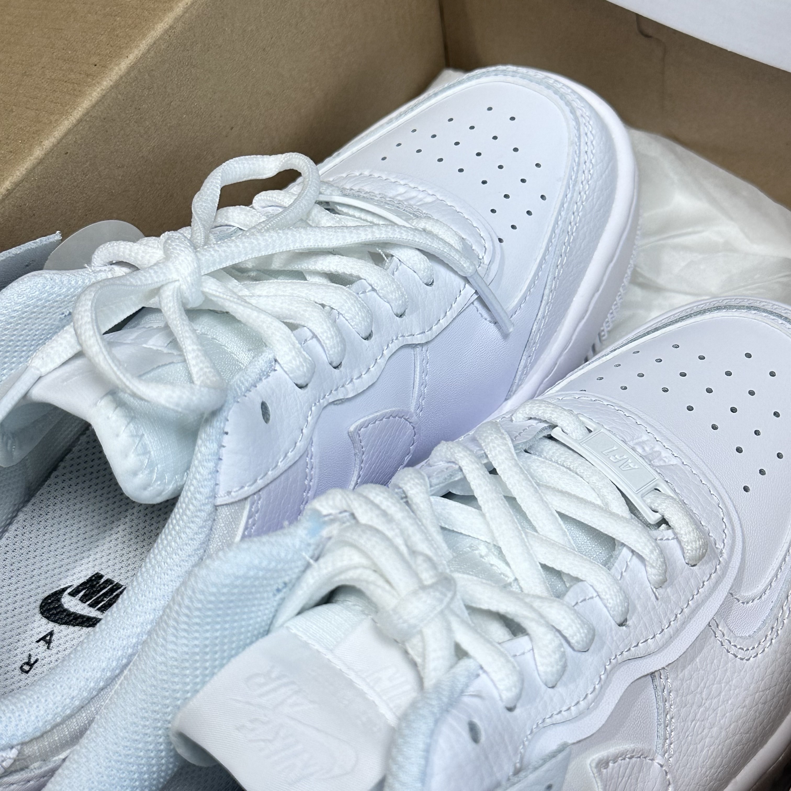 (W) Nike Air Force 1 Shadow Triple White 착용 스타일 - 1