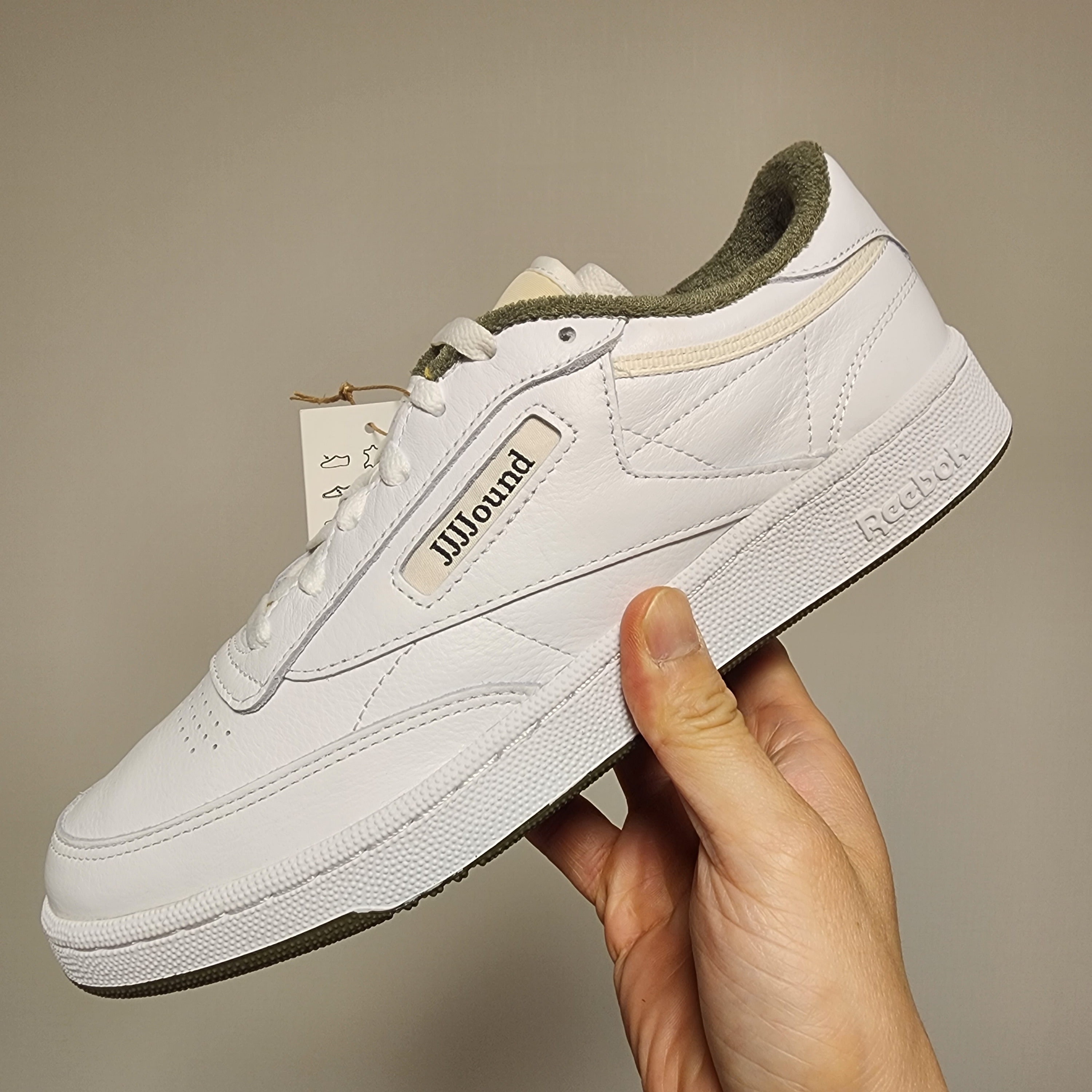 Reebok x JJJJound Club C White Olive 착용 스타일 - 1