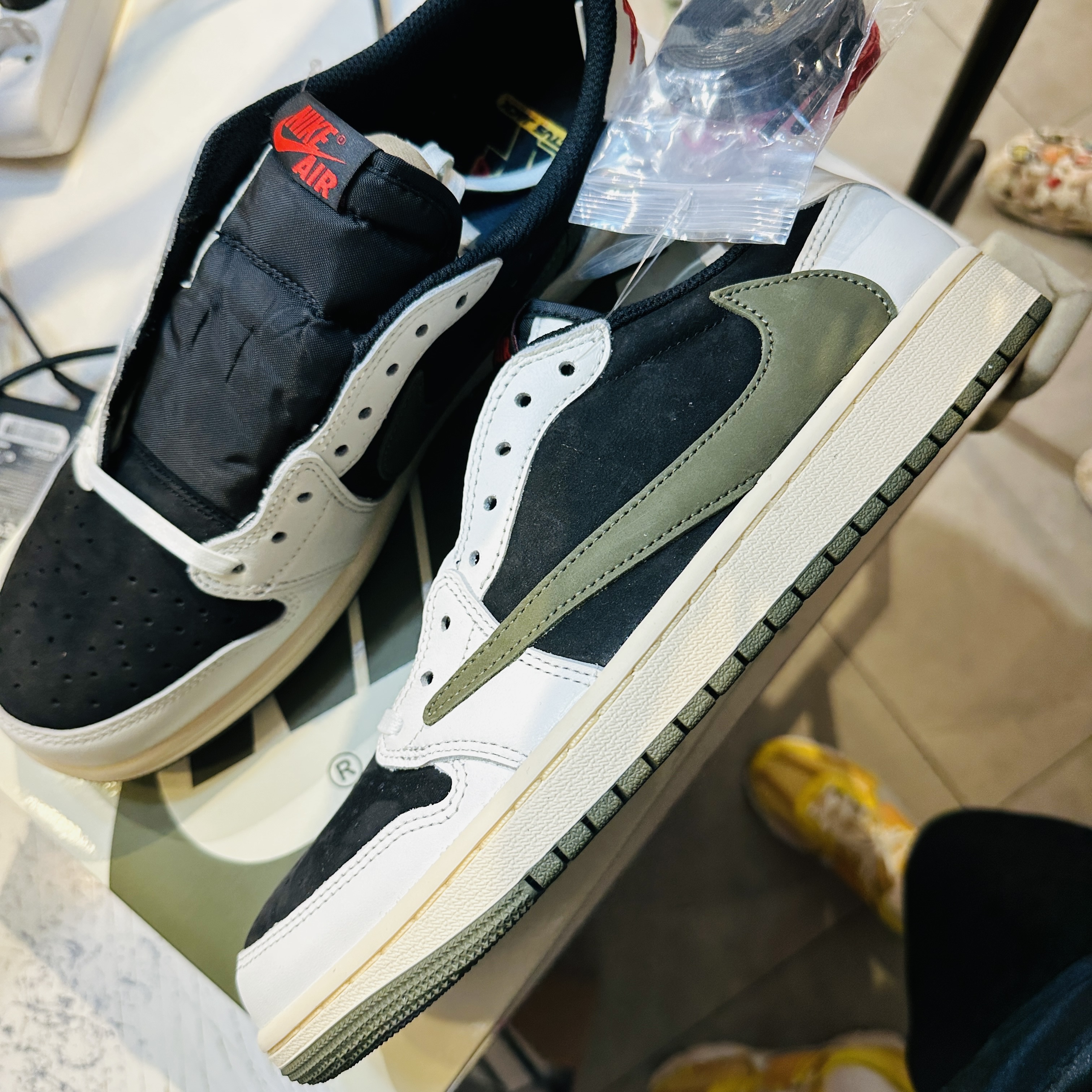 (W) Jordan 1 x Travis Scott Retro Low OG SP Medium Olive 착용 스타일 - 2
