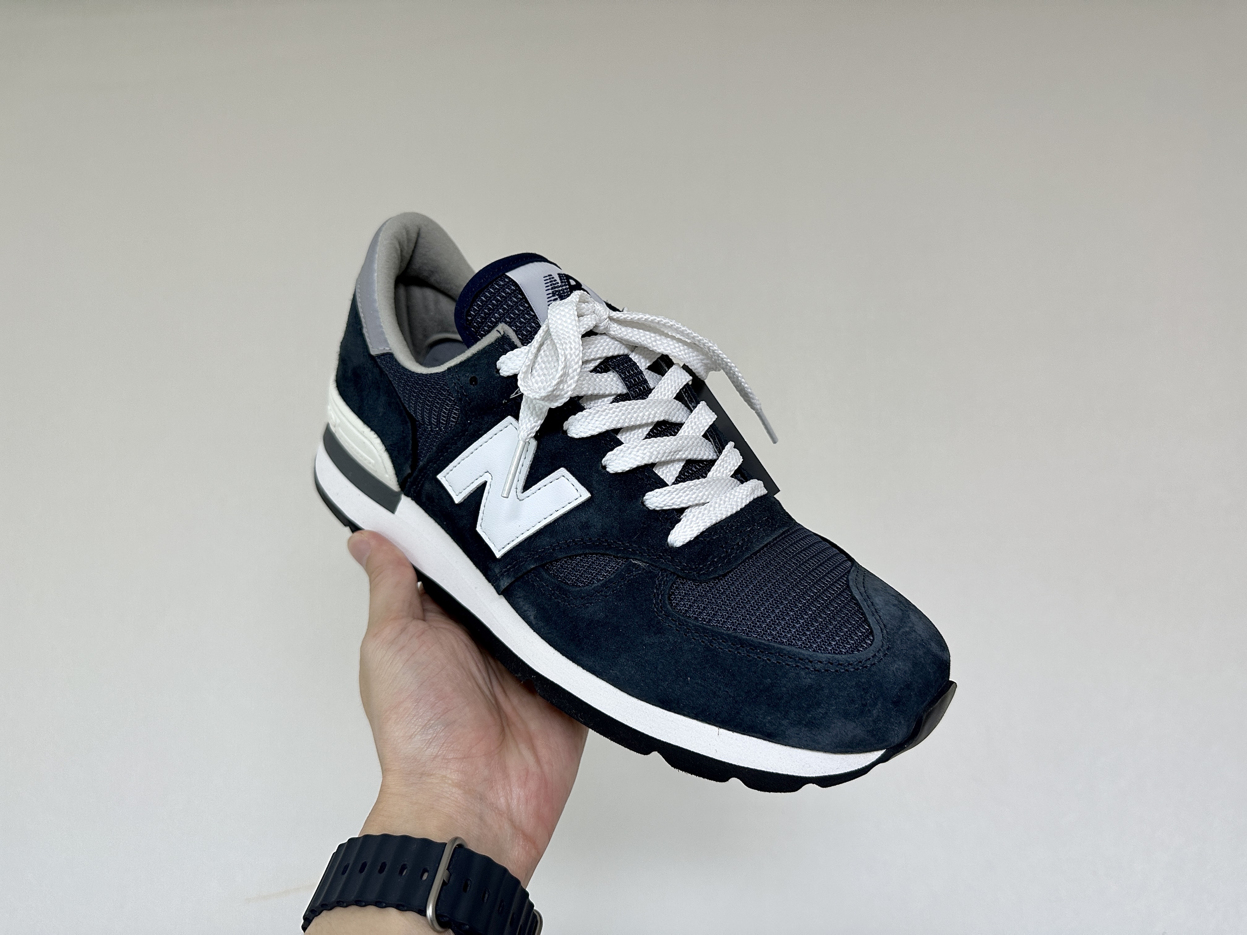 New Balance 990v1 Made in USA Navy 착용 스타일 - 2
