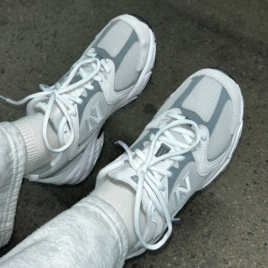 New Balance 530 Classic Grey 착용 스타일