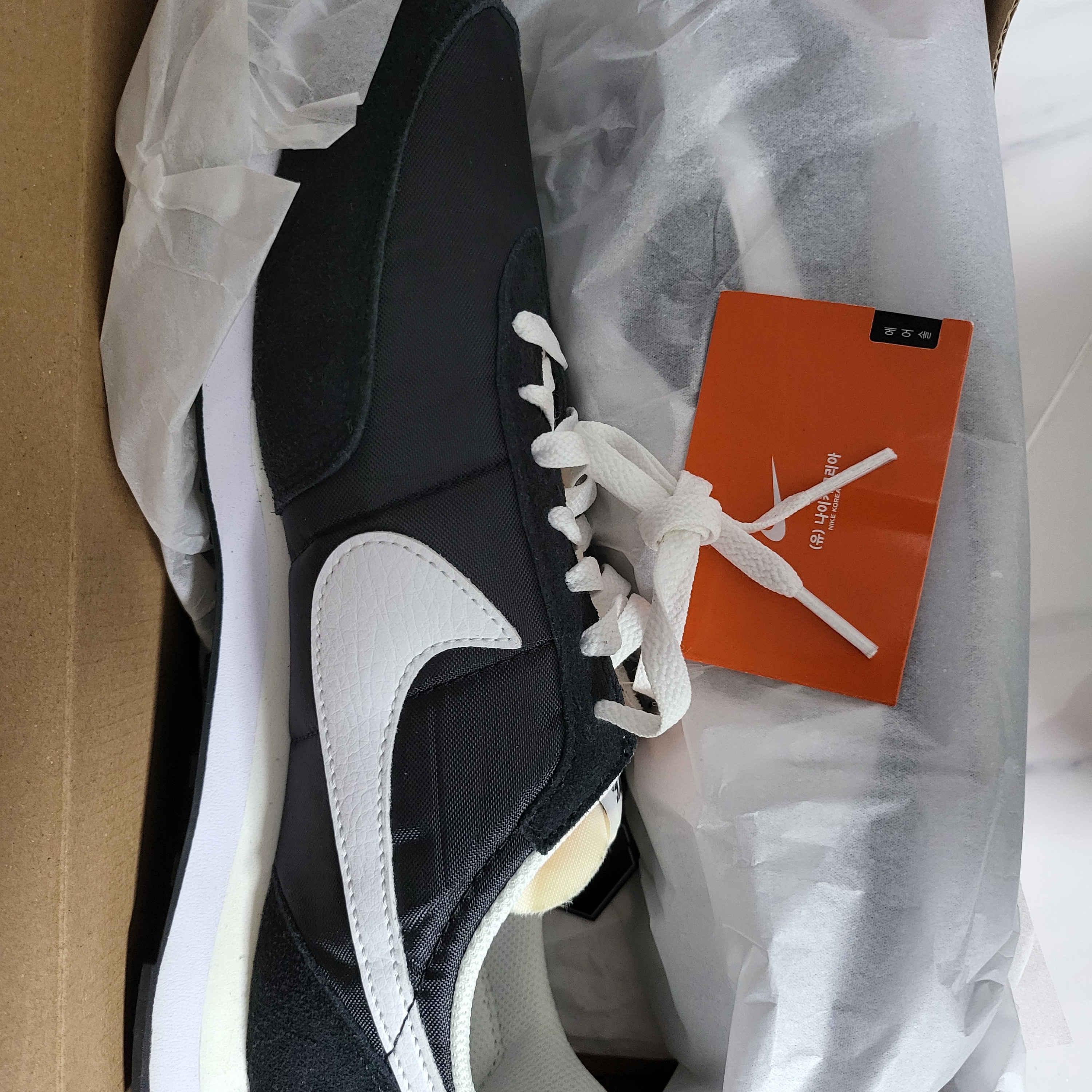 Nike Waffle Trainer 2 Black White 착용 스타일