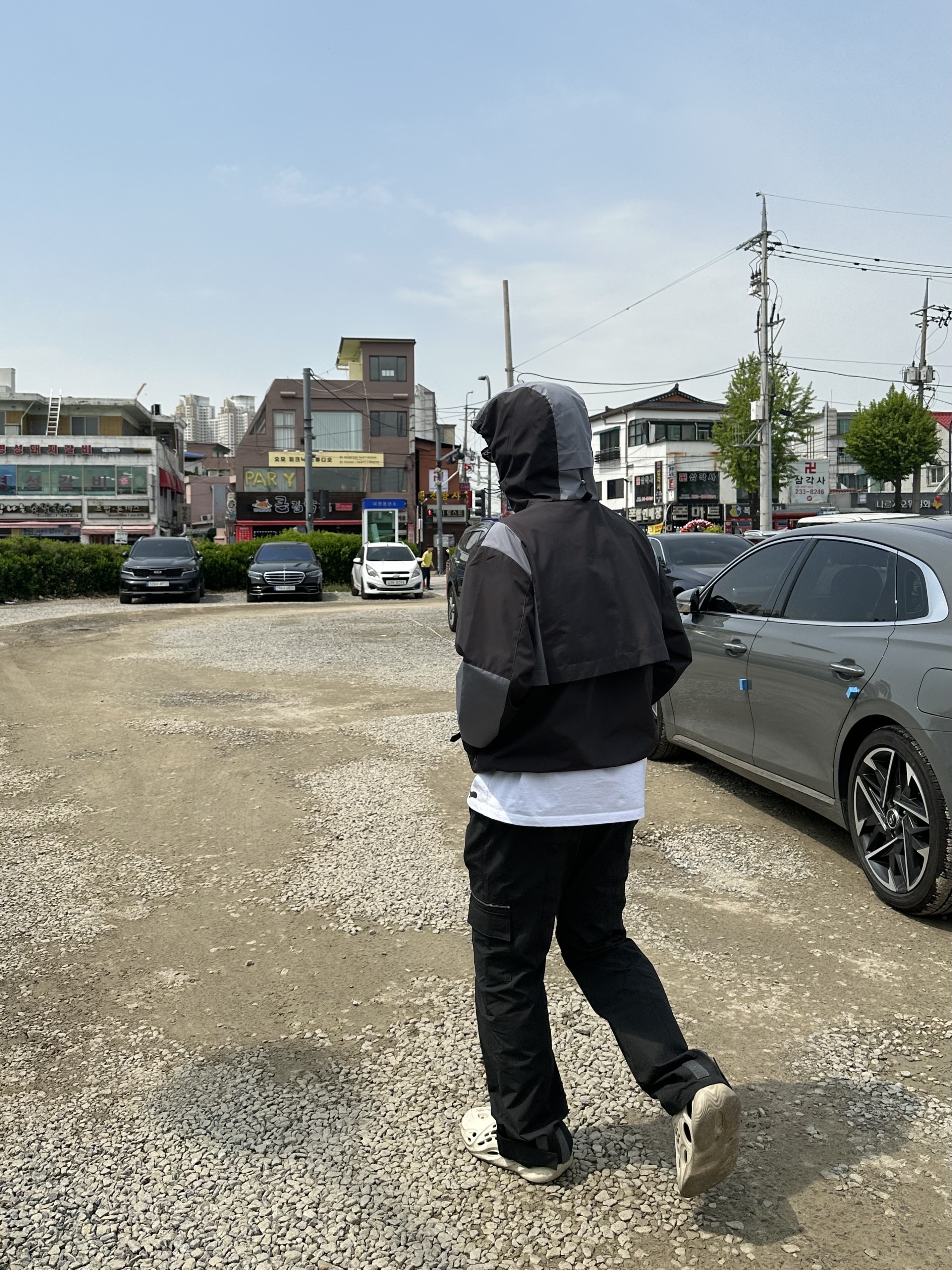 Adidas Yeezy Foam RNNR Sand 착용 스타일 - 1