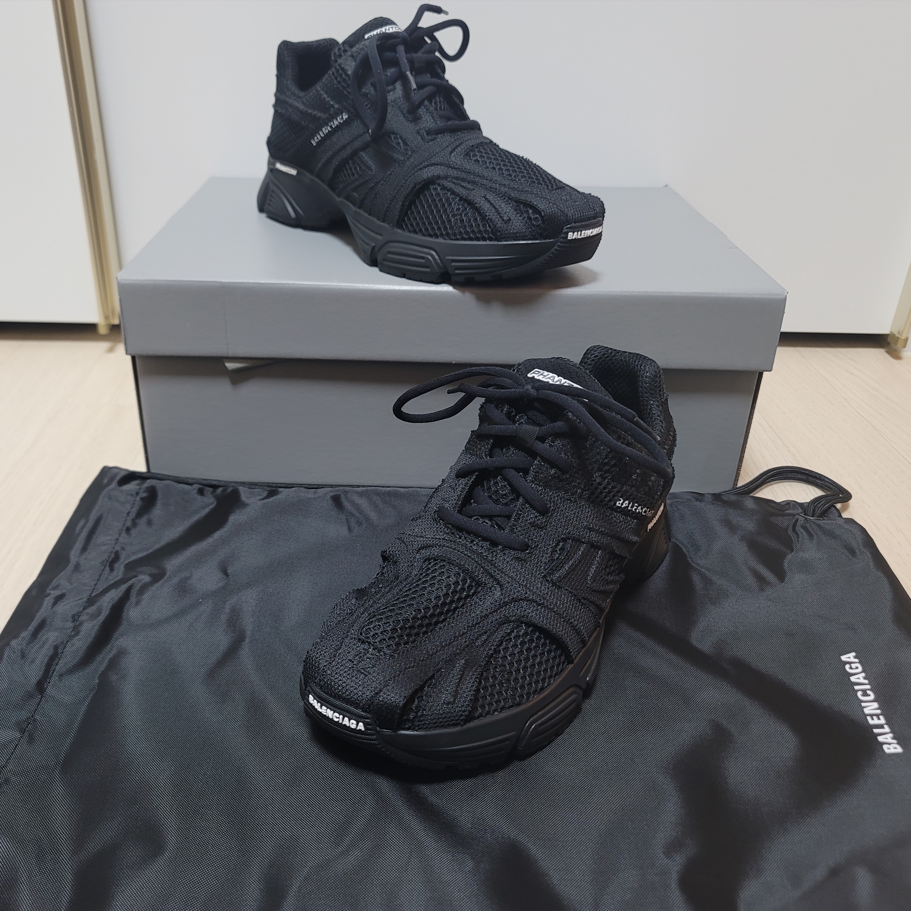 (W) Balenciaga Phantom Sneakers Black 착용 스타일