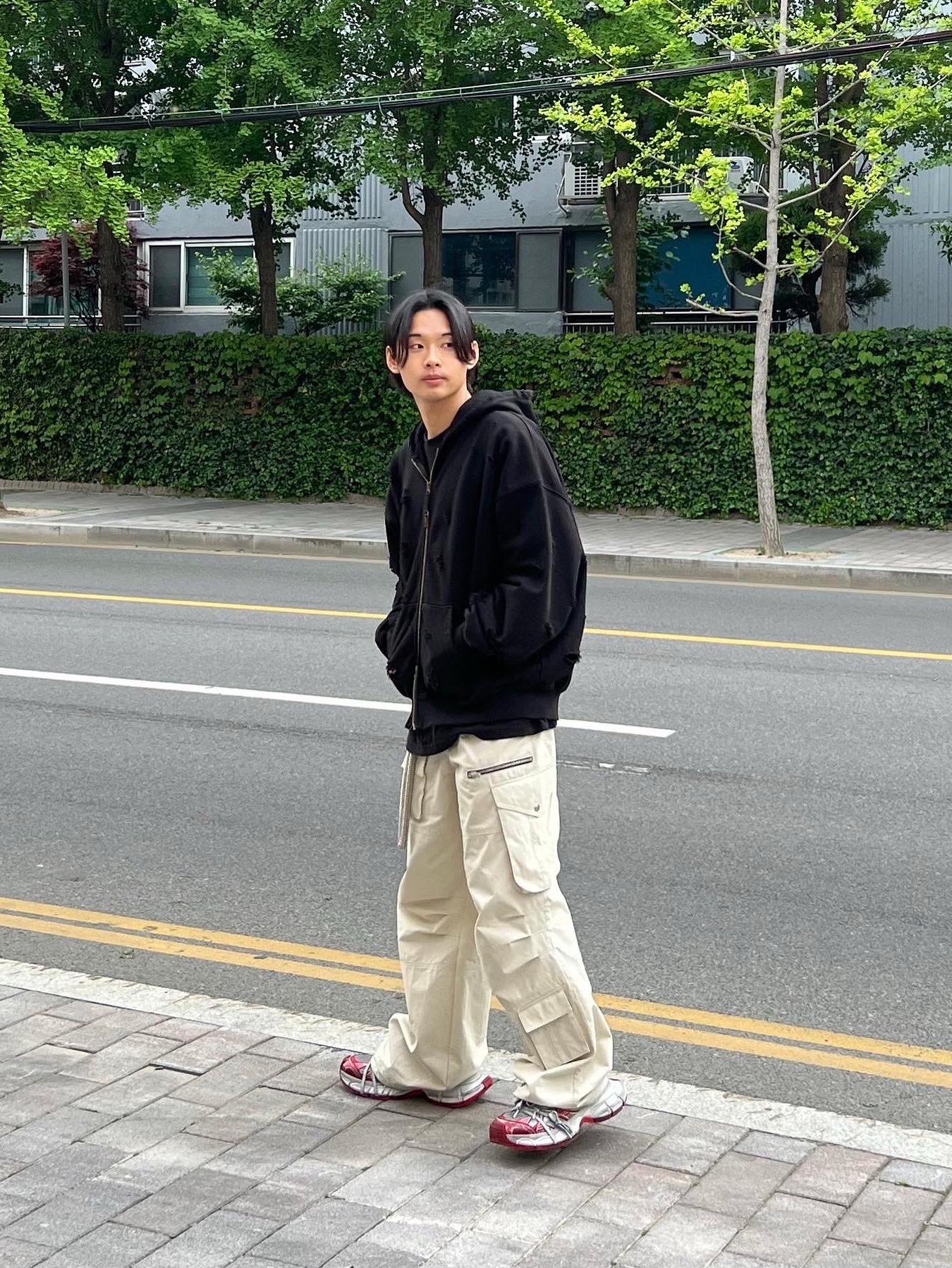 발렌시아가 3XL 스니커즈 화이트 레드, 언더마이카 오터 오버사이즈 데미지 워시드 후드 집업 세피아 - 22FW 착용 스타일 - 2