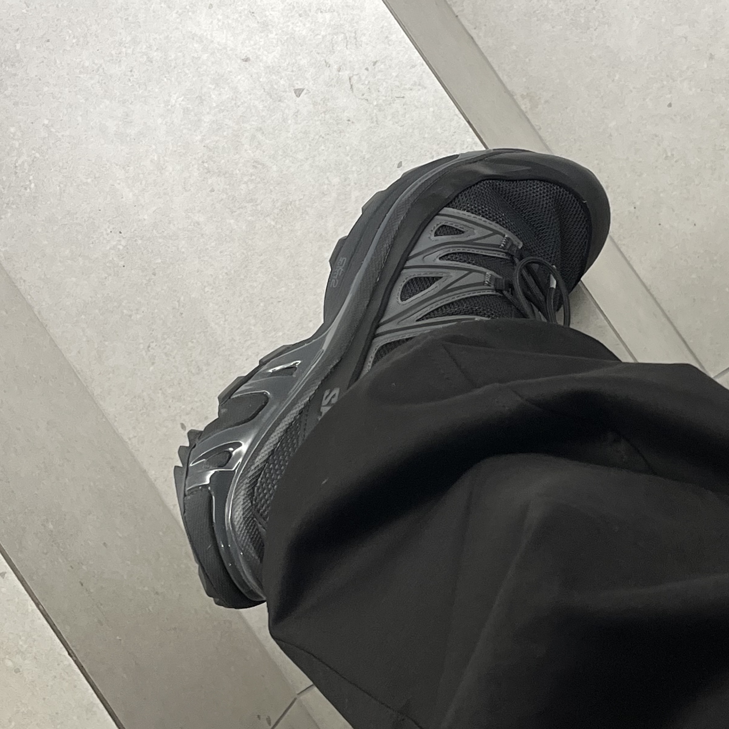 Salomon XT-6 Expanse Black Ebony 착용 스타일 - 2