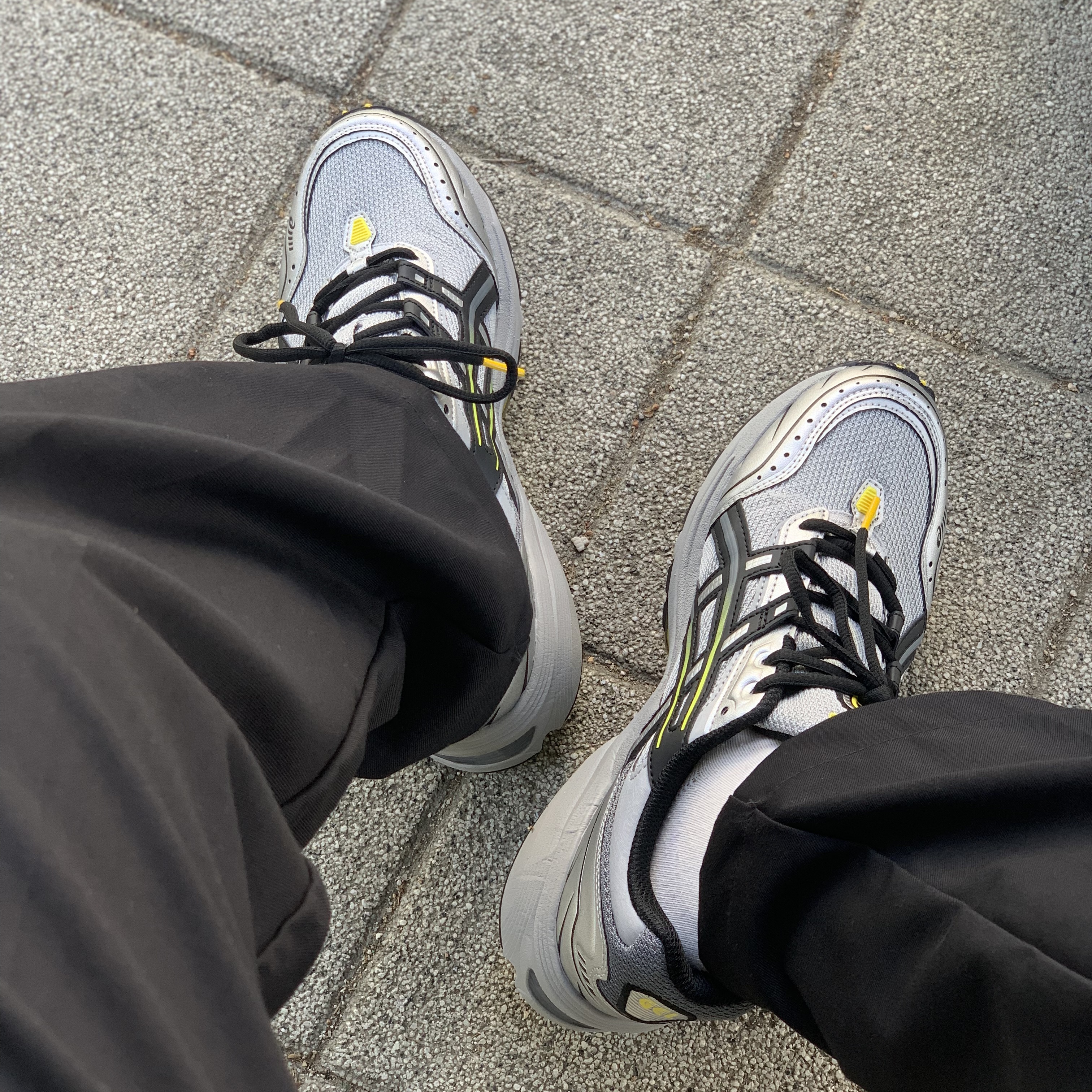 Asics Gel-1090 Mid Grey Black 착용 스타일 - 1