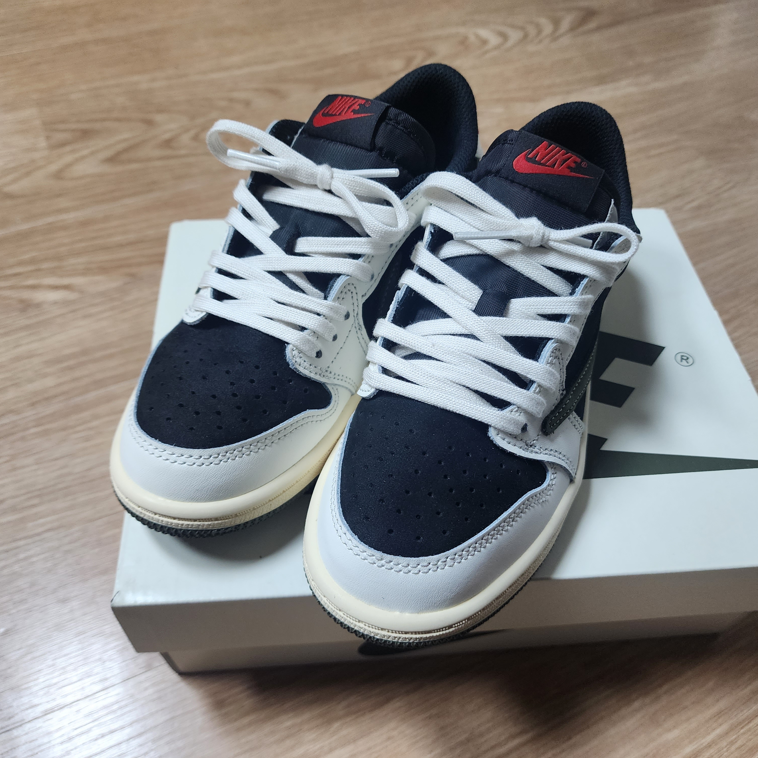 (PS) Jordan 1 x Travis Scott Retro Low OG SP Medium Olive 착용 스타일 - 3
