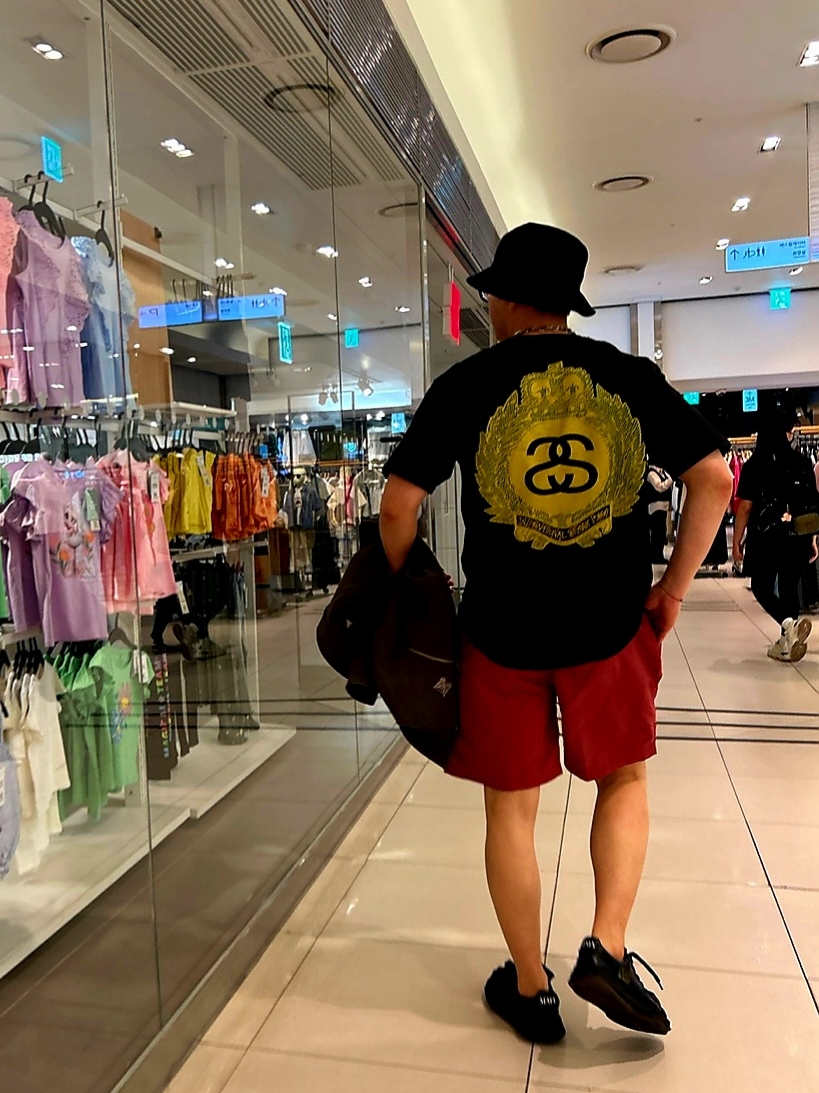 Stussy SS Link Deep Bucket Hat Black, Stussy Crown Wreath Pigment Dyed T-Shirt Black 착용 스타일 - 1