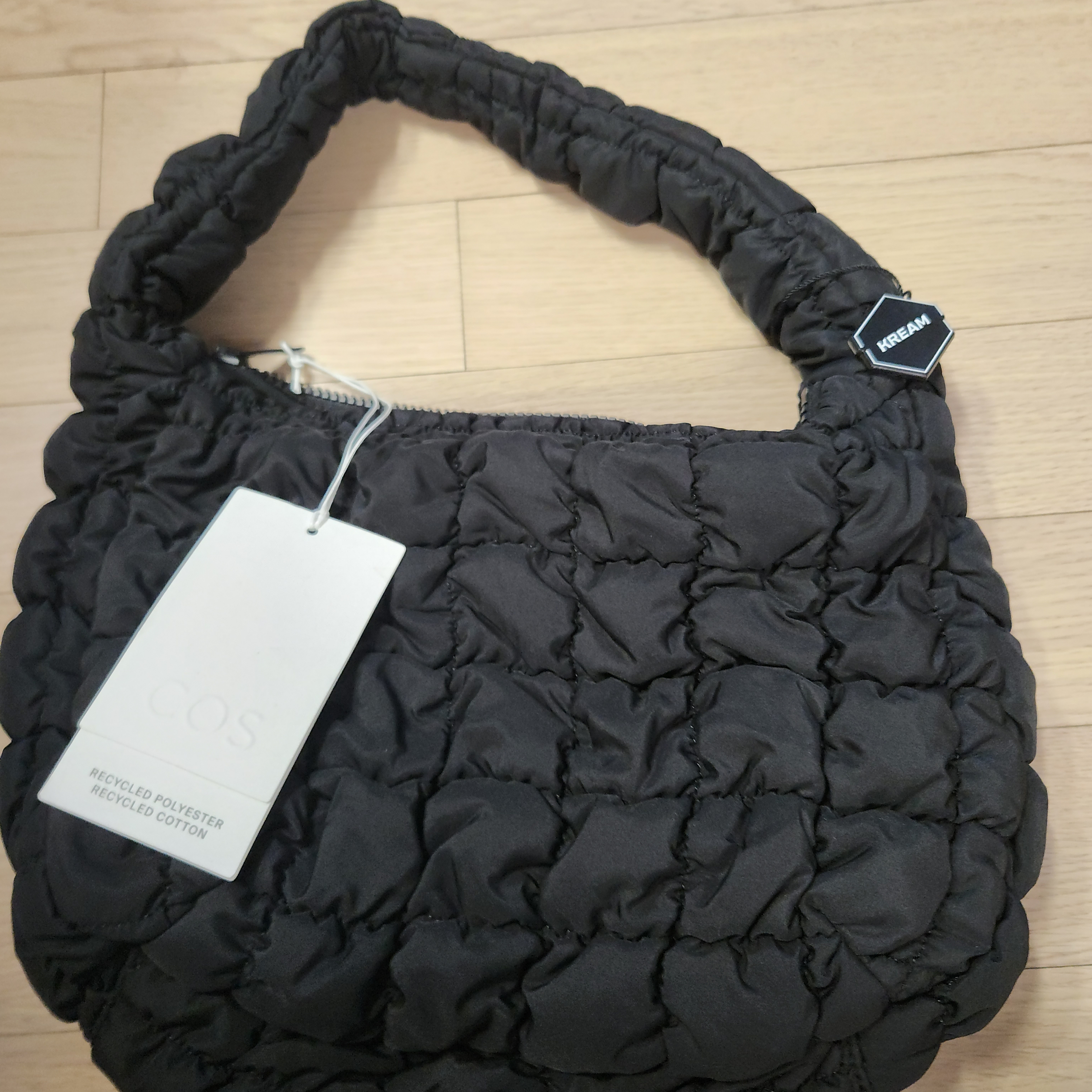 COS Quilted Mini Bag Black 착용 스타일