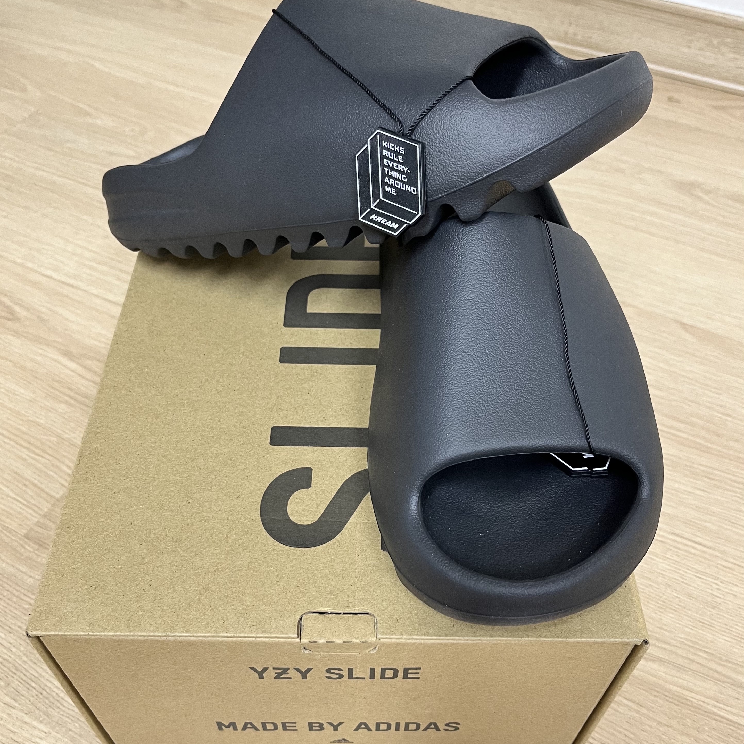 Adidas Yeezy Slide Onyx 착용 스타일
