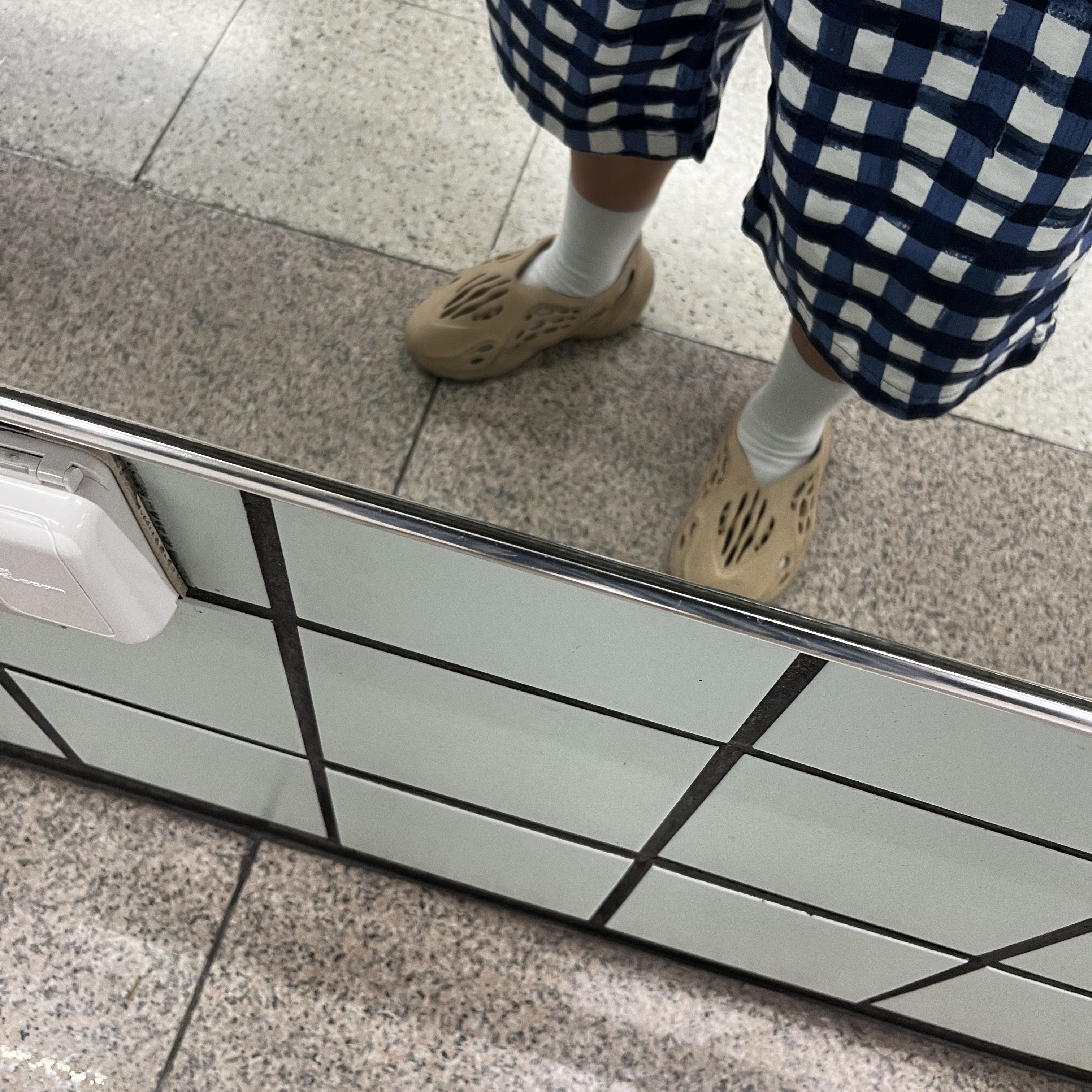 Adidas Yeezy Foam RNNR Ochre 착용 스타일