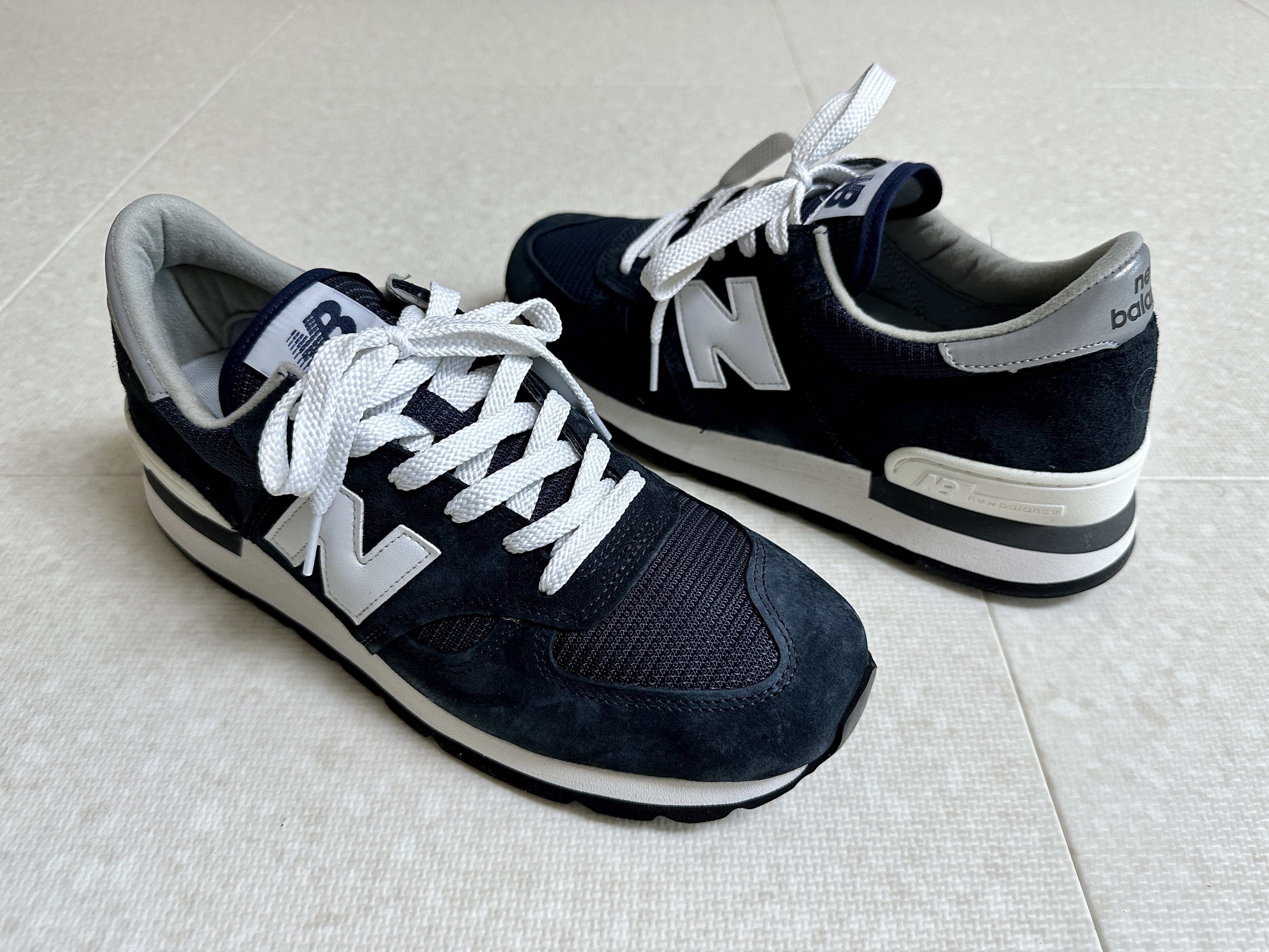 New Balance 990v1 Made in USA Navy 착용 스타일 - 3