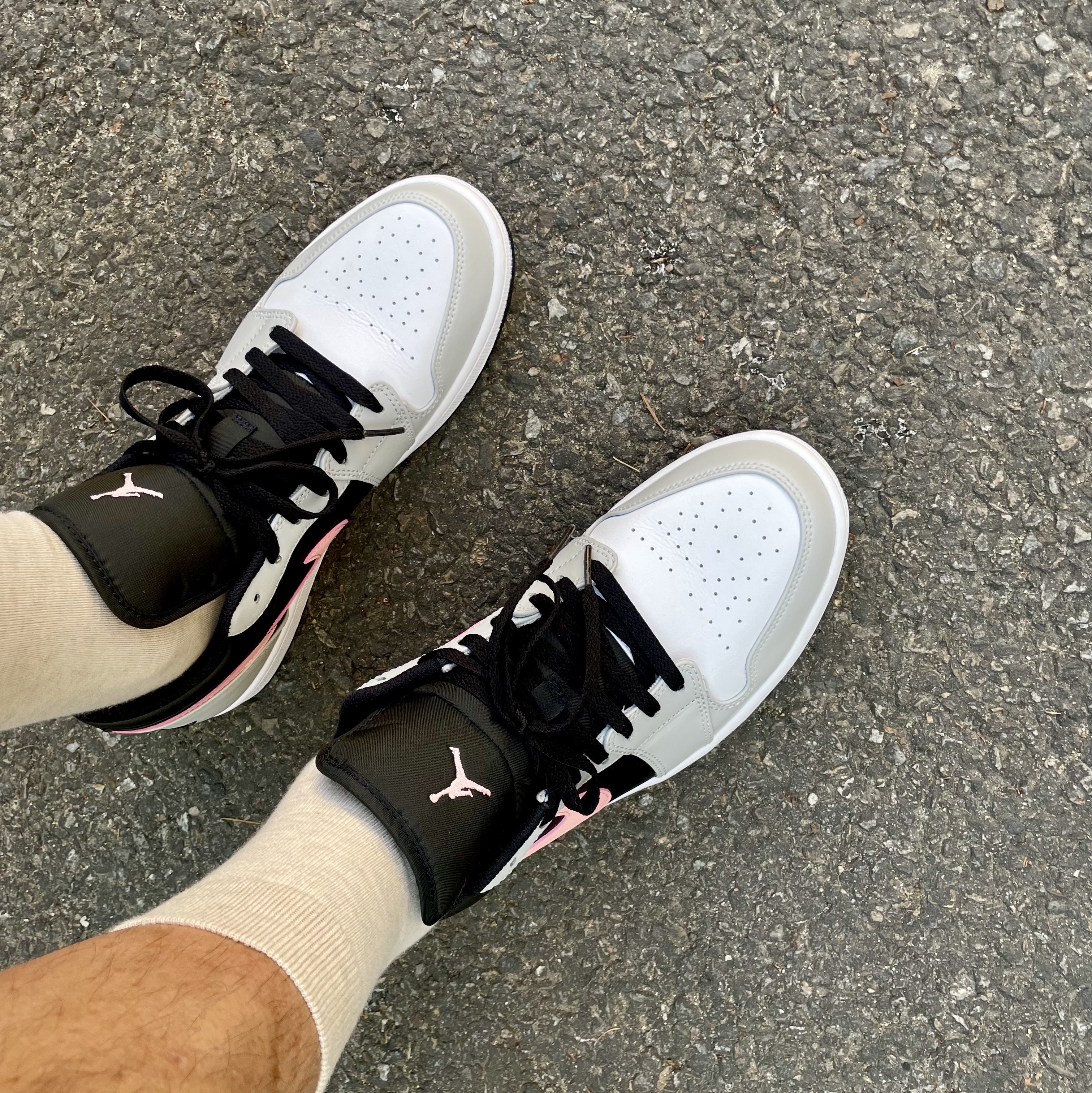 Jordan 1 Low Grey Fog Black Bleached Coral 착용 스타일 - 2