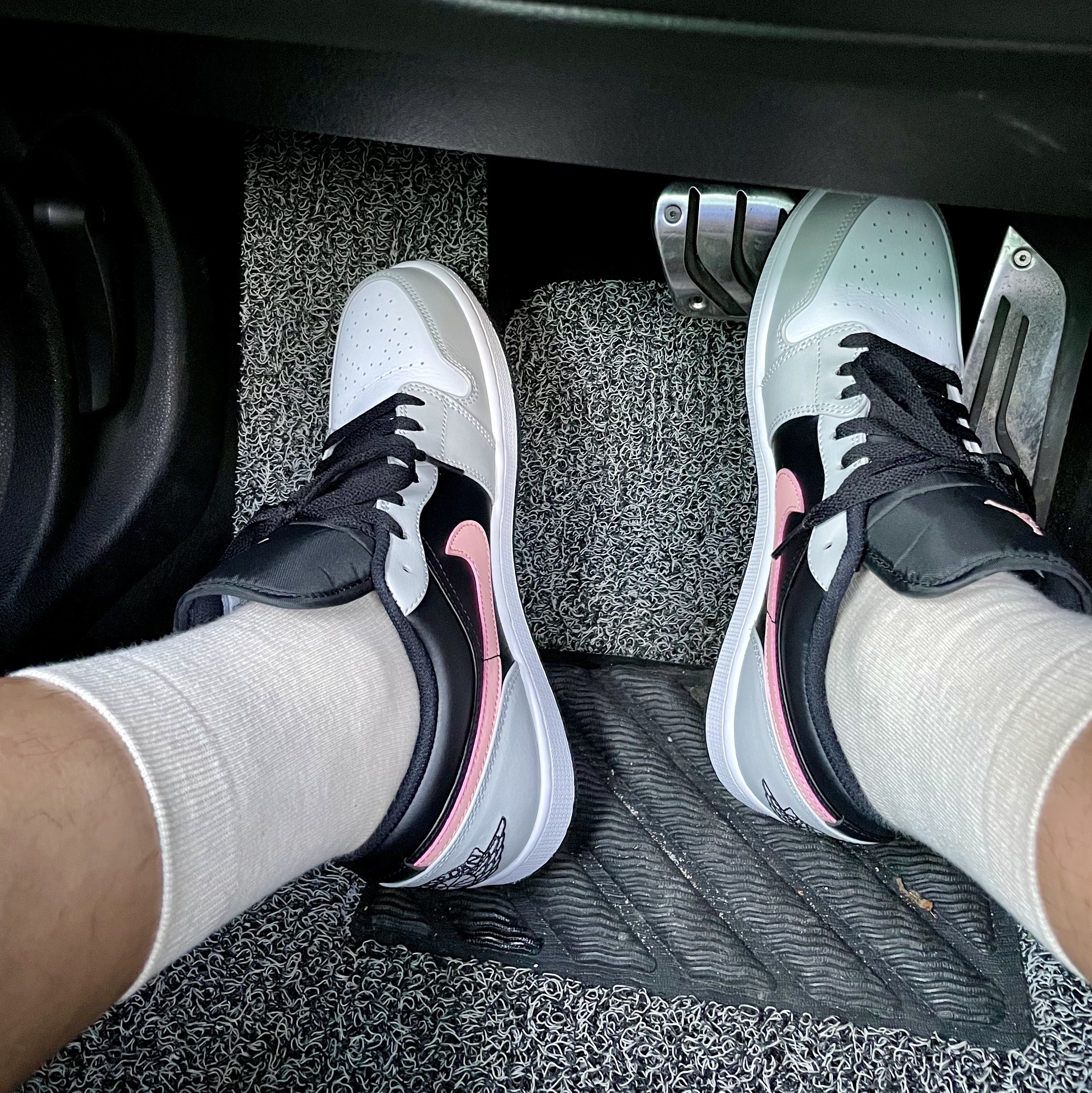 Jordan 1 Low Grey Fog Black Bleached Coral 착용 스타일 - 1
