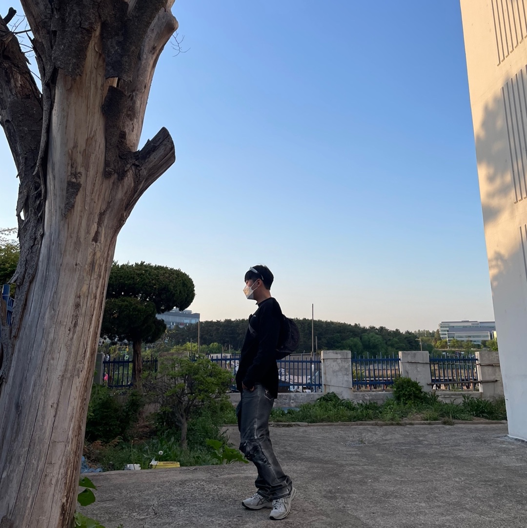 Balenciaga Swift Oval Sunglasses Silver, Asics x Kiko Kostadinov Gel-Burz 1 Grey 착용 스타일 - 1