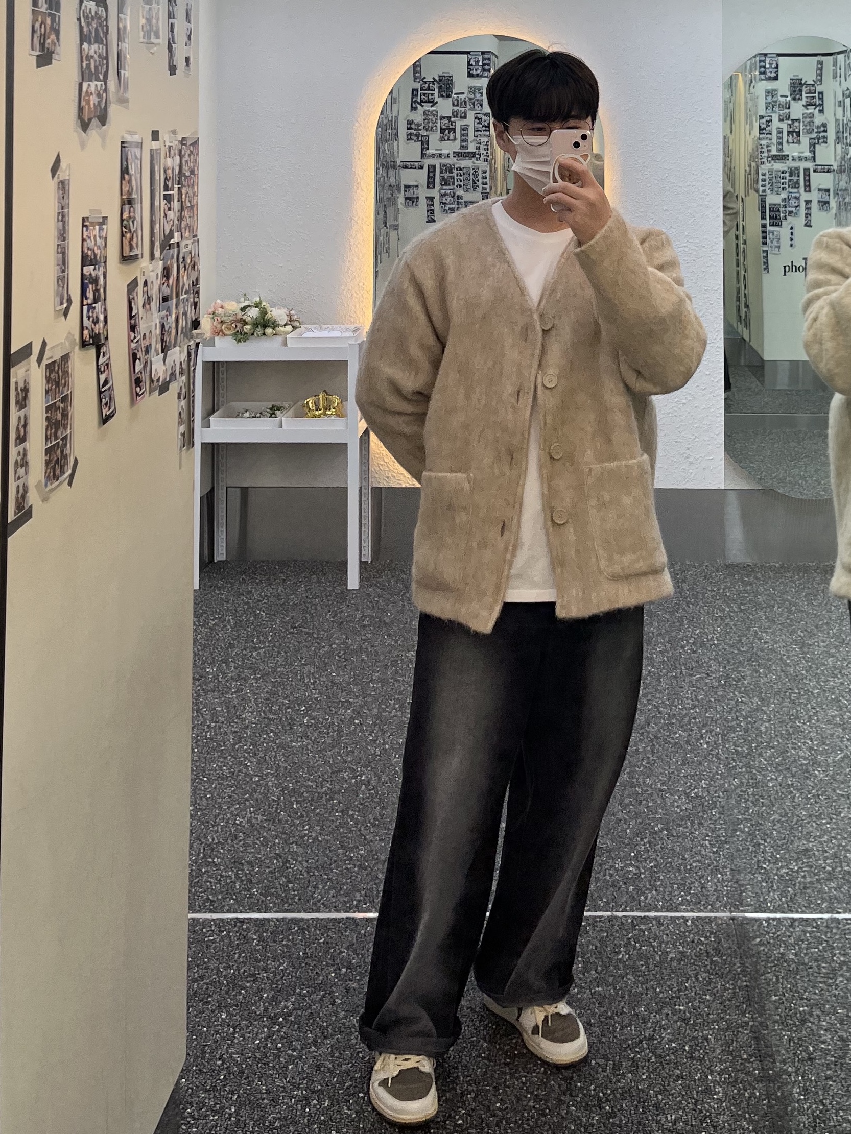 Our Legacy Cardigan Mohair Antique White, Stussy Stock Heart T-Shirt White 착용 스타일