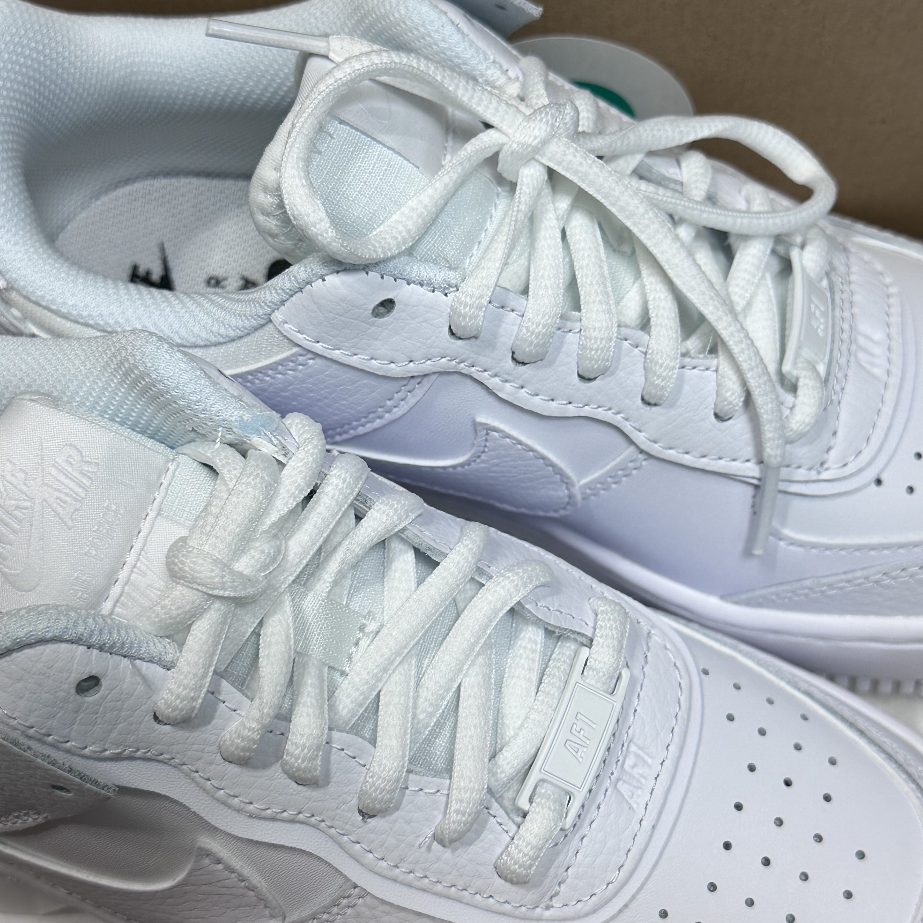 (W) Nike Air Force 1 Shadow Triple White 착용 스타일 - 2