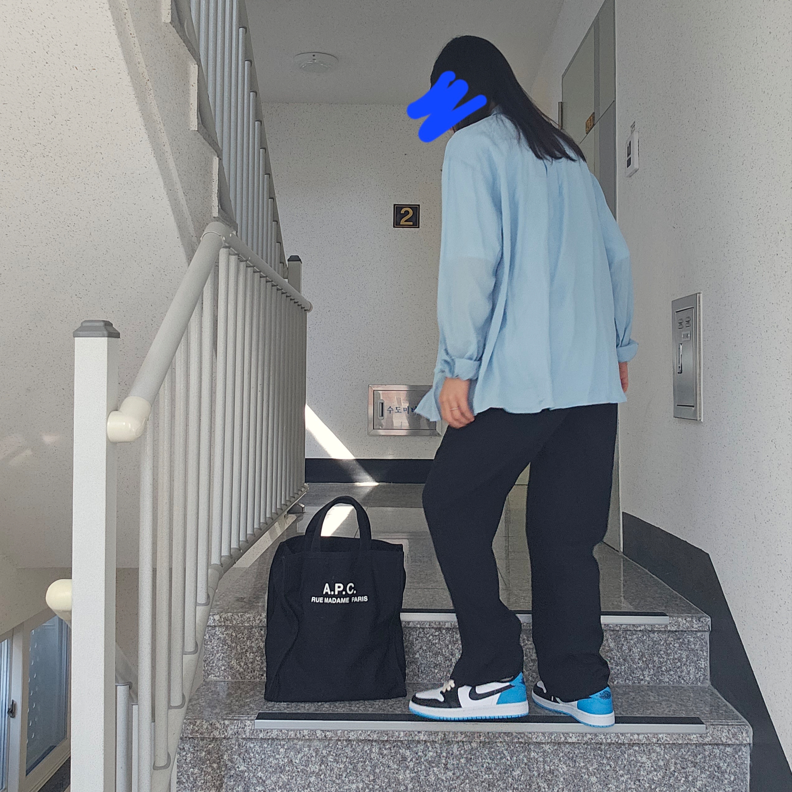 (W) Jordan 1 Retro Low OG Black and Dark Powder Blue 착용 스타일 - 1