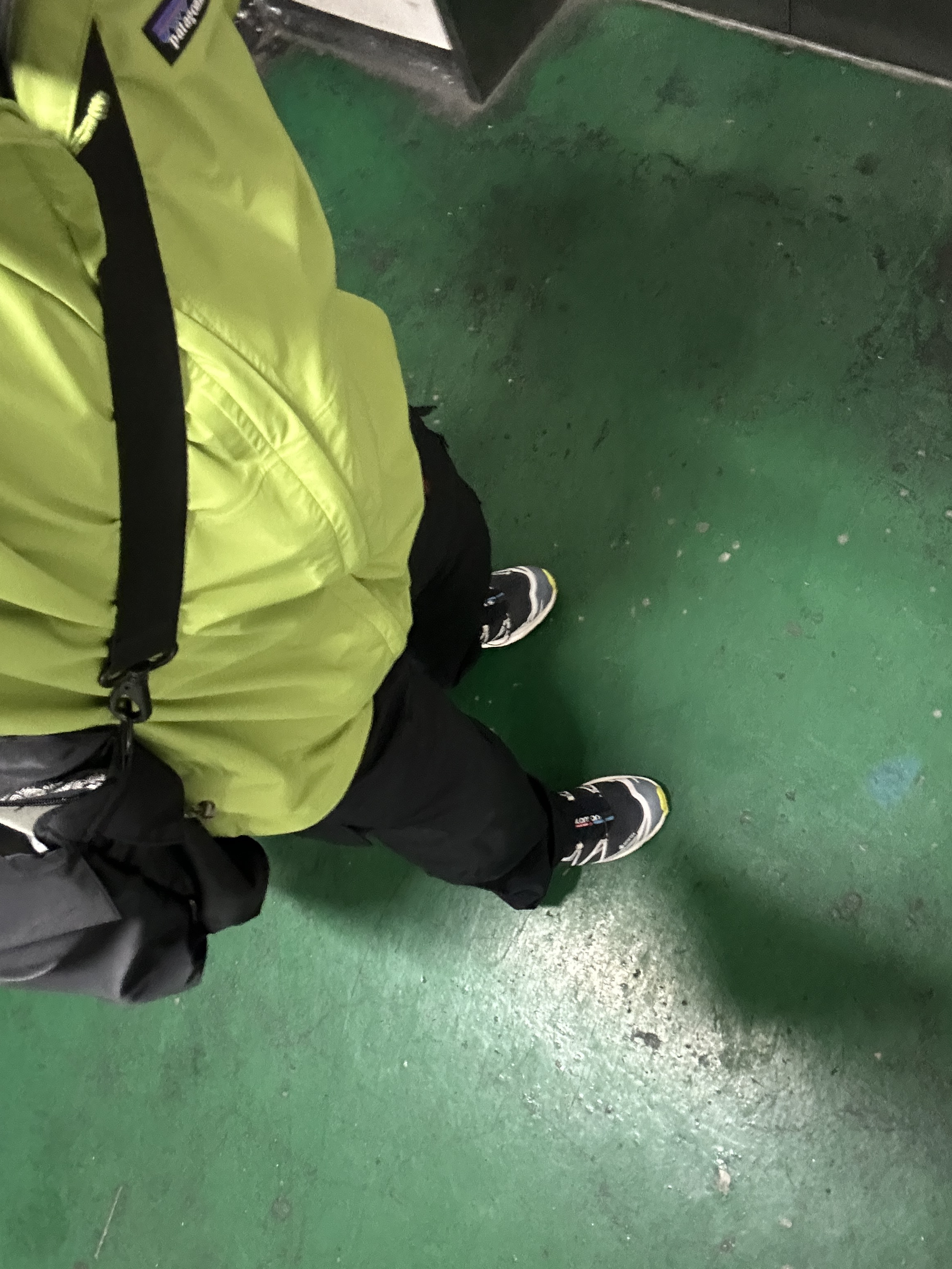 Patagonia Torrentshell 3L Jacket Black, Salomon XT-6 Gore-Tex Night Sky 착용 스타일 - 1