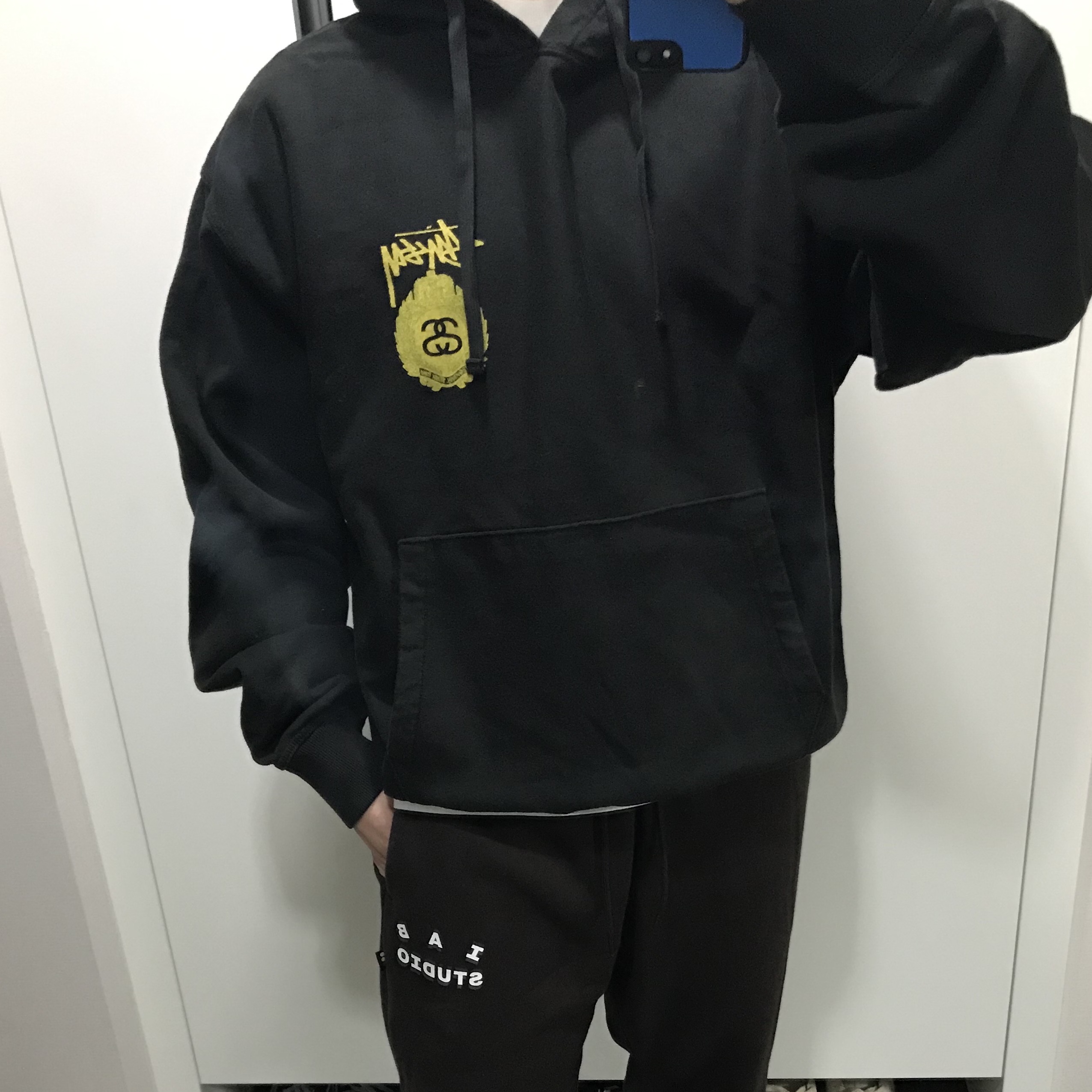 Stussy Crown Wreath Pigment Dyed Hoodie Black, IAB Studio Sweatpants Brown 착용 스타일