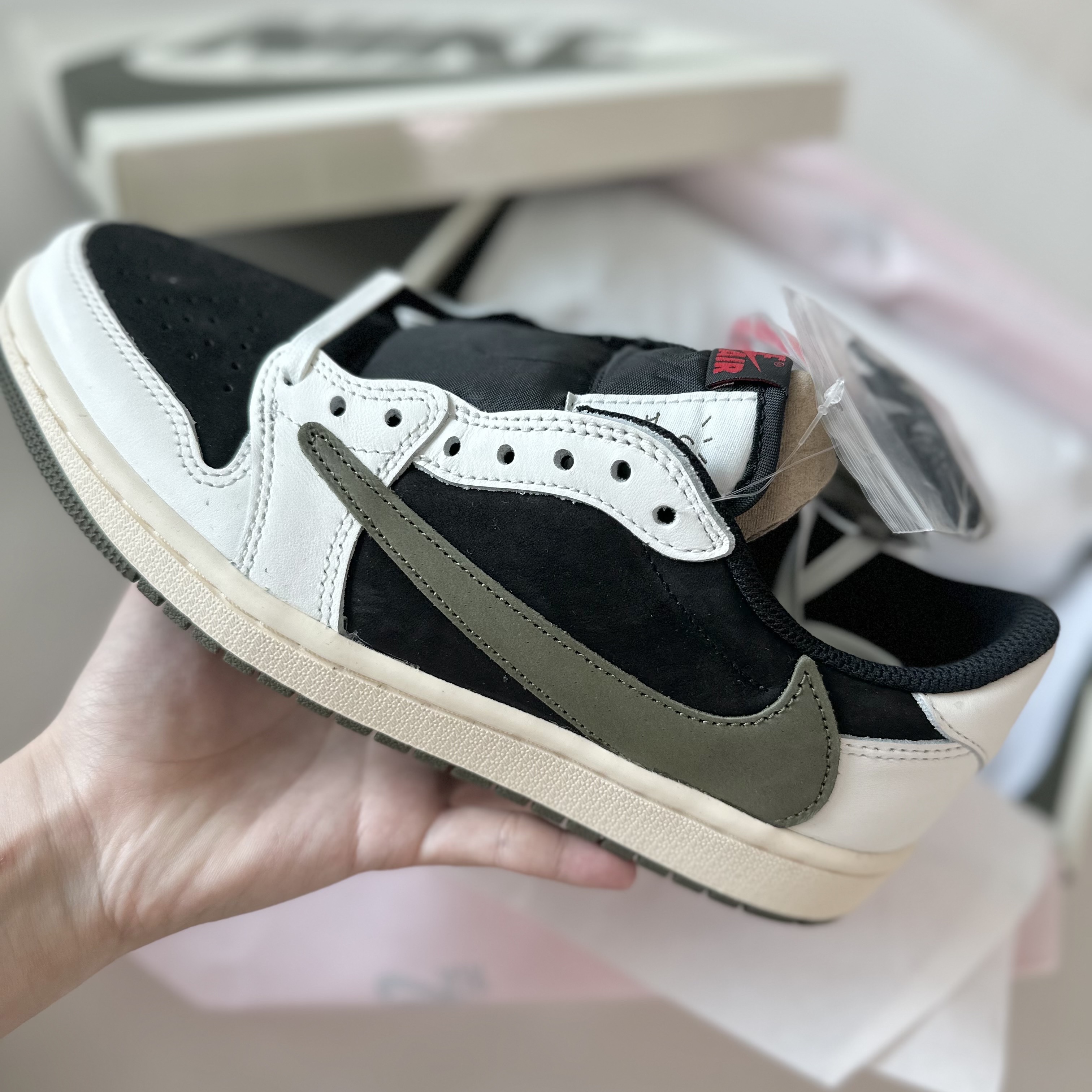 (W) Jordan 1 x Travis Scott Retro Low OG SP Medium Olive 착용 스타일