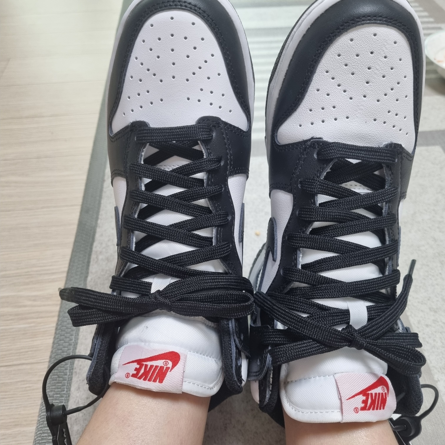 (W) Nike Dunk High Black and White 착용 스타일
