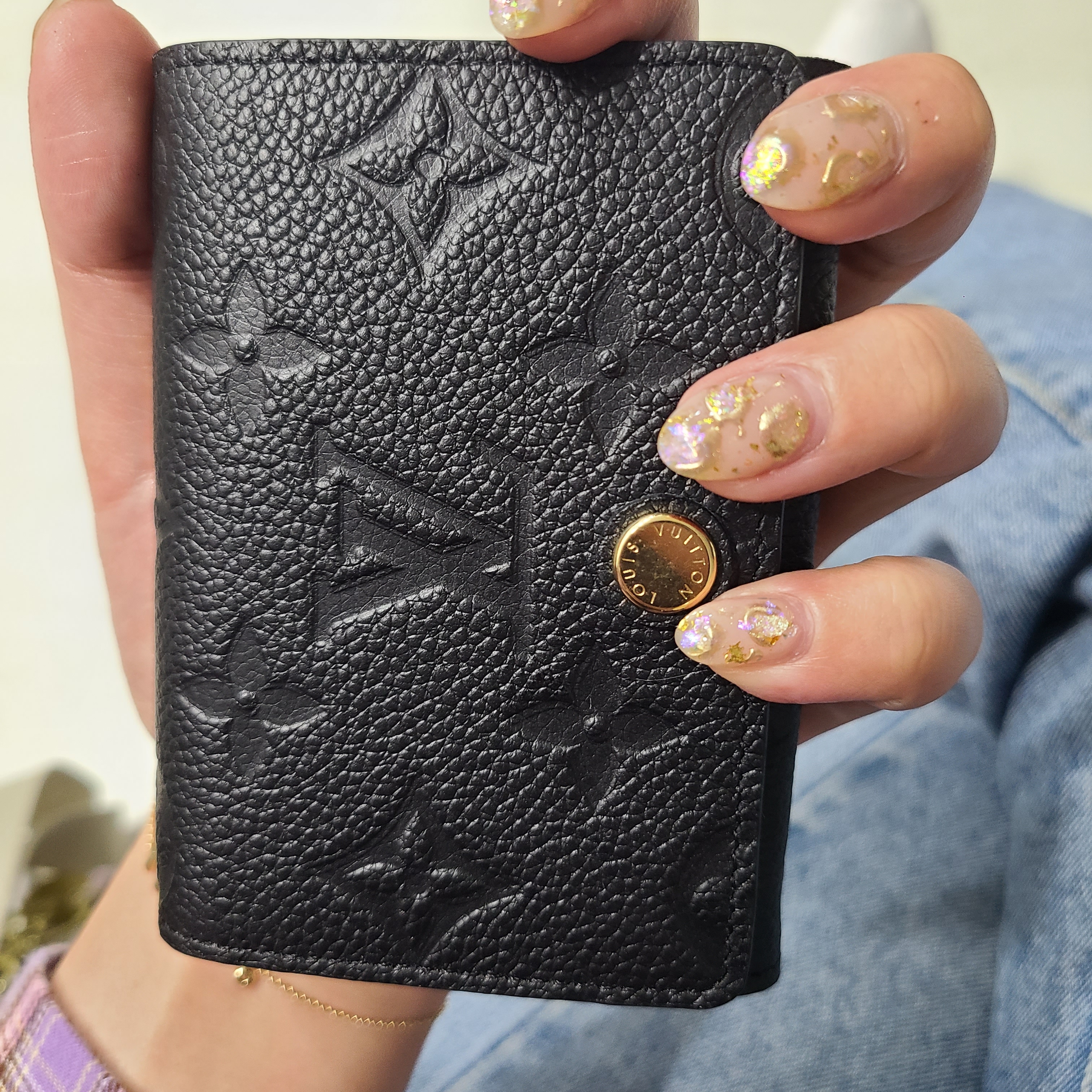 Louis Vuitton Business Card Holder Monogram Embossed Leather Black 착용 스타일