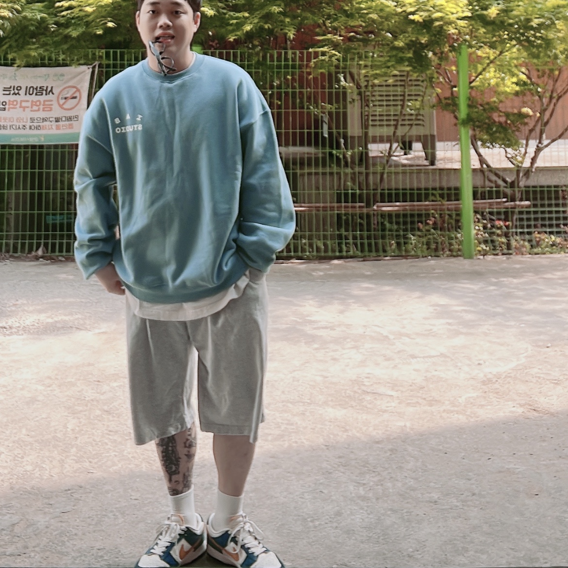 Nike x Kasina Dunk Low 80's Bus, IAB Studio Crewneck Sky Blue 착용 스타일 - 2