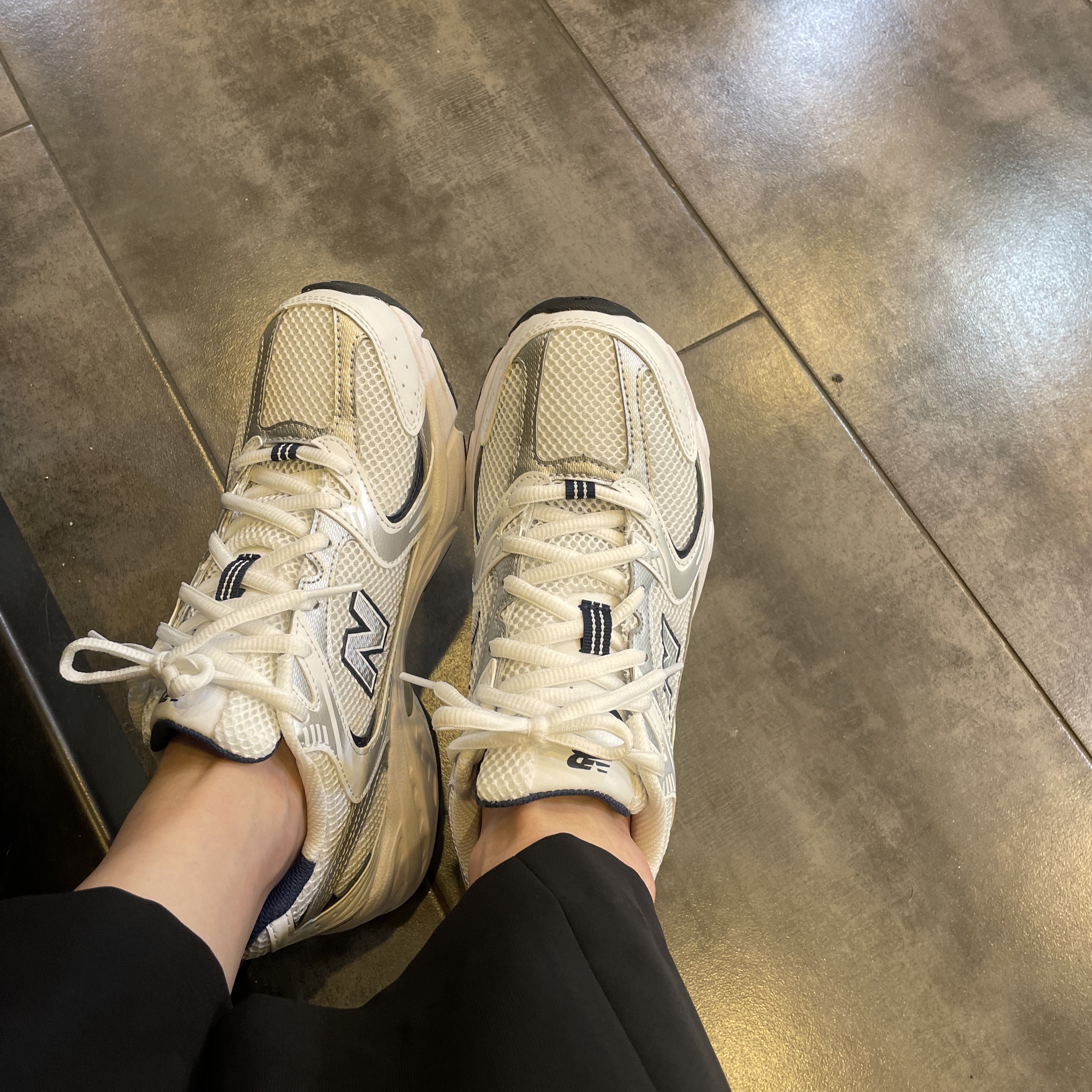 New Balance 530 White 착용 스타일 - 2