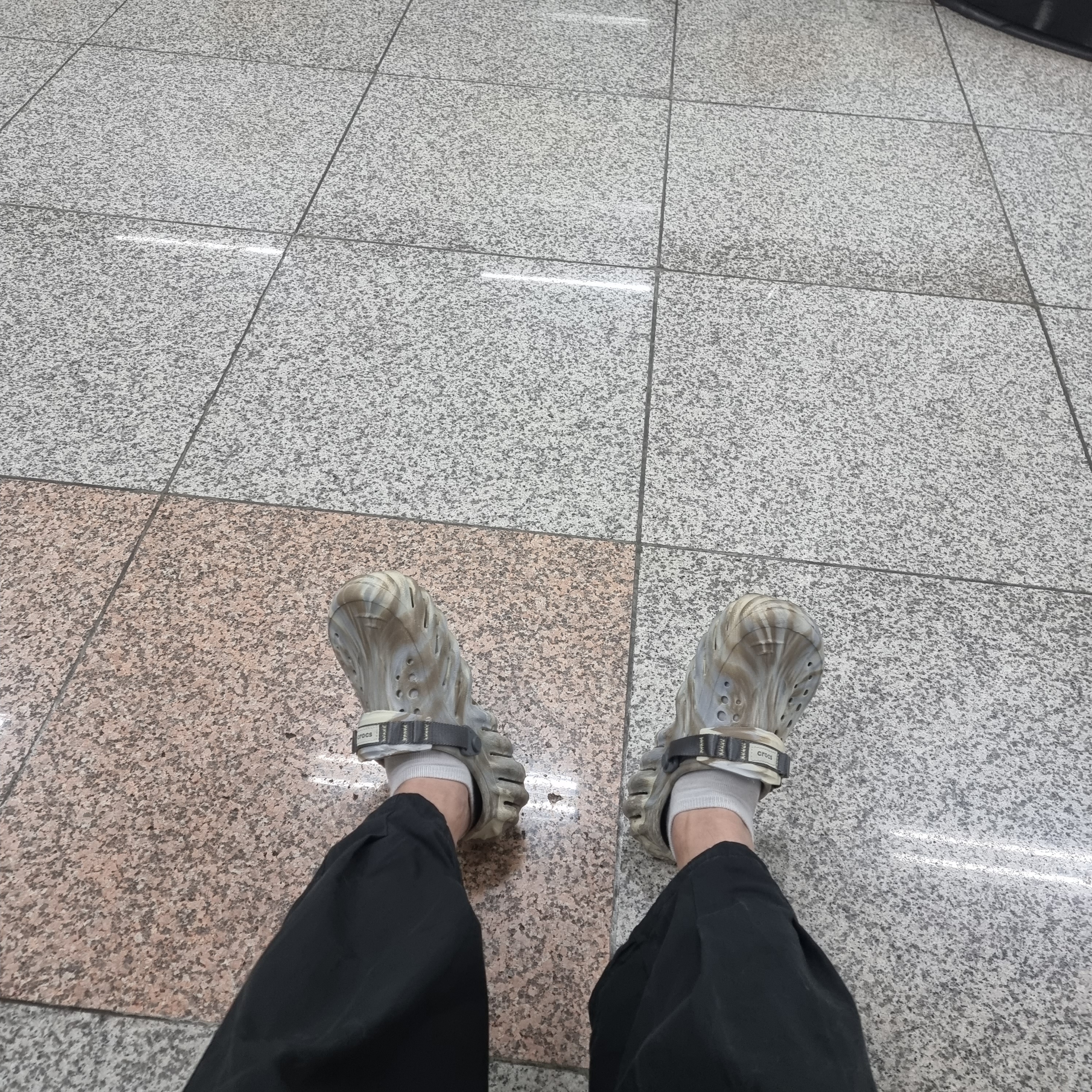 Crocs Echo Marbled Clog Bone Multi 착용 스타일