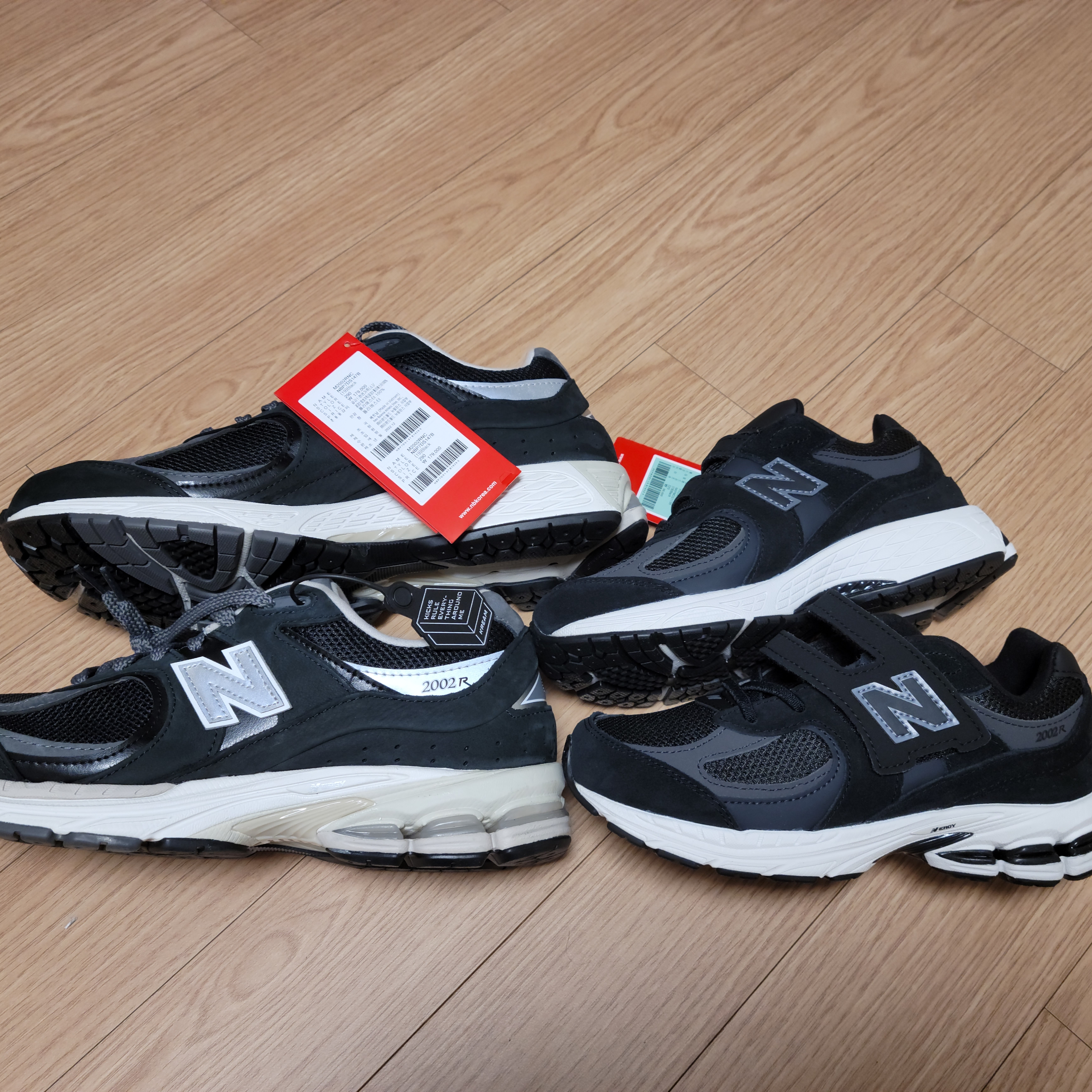 New Balance 2002R Premium Vintage Black 착용 스타일