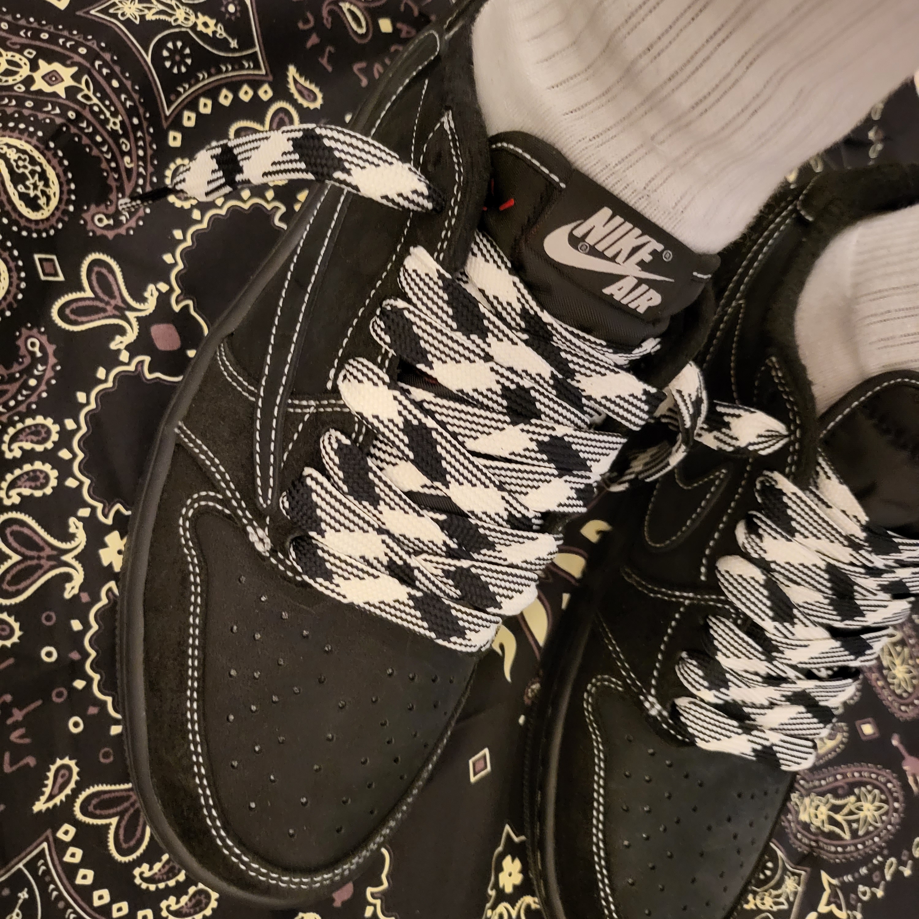 Jordan 1 x Travis Scott Retro Low OG SP Black Phantom 착용 스타일 - 3