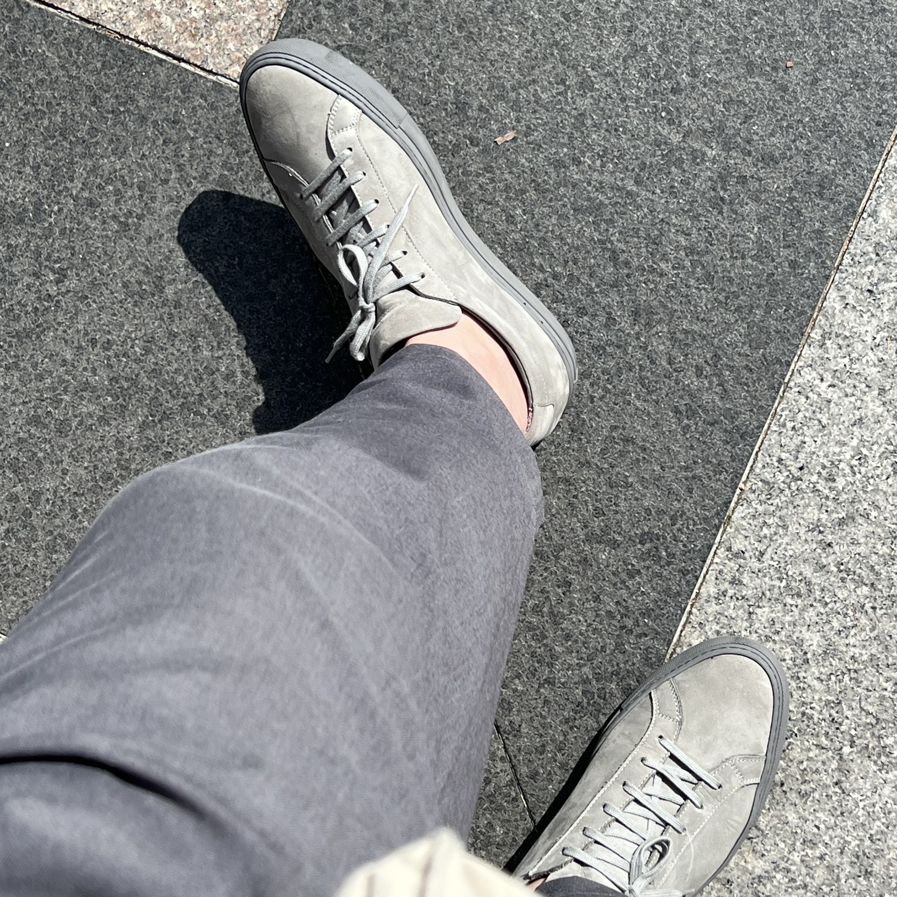 Common Project Original Achilles Low Suede Black 착용 스타일 - 1