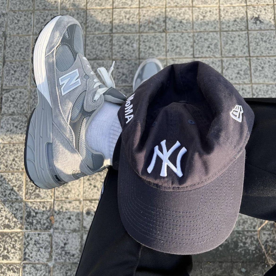 New Era x MoMA New York Yankees Cap Black, New Balance 992 Made in USA Grey - D Standard 착용 스타일
