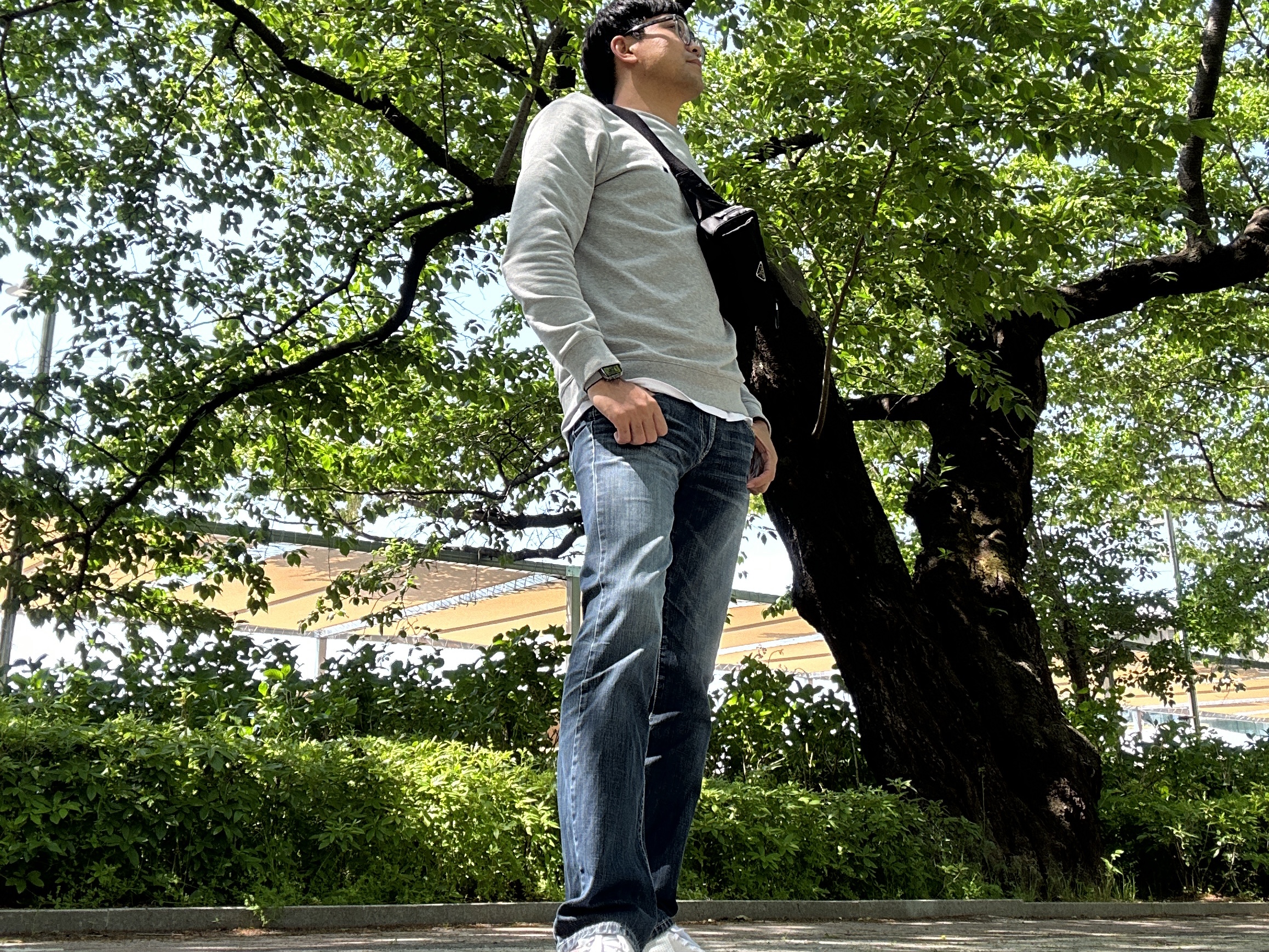 A.P.C. VPC Sweatshirt Heather Grey, Prada Re-Nylon and Saffiano Leather Belt Bag Black 착용 스타일