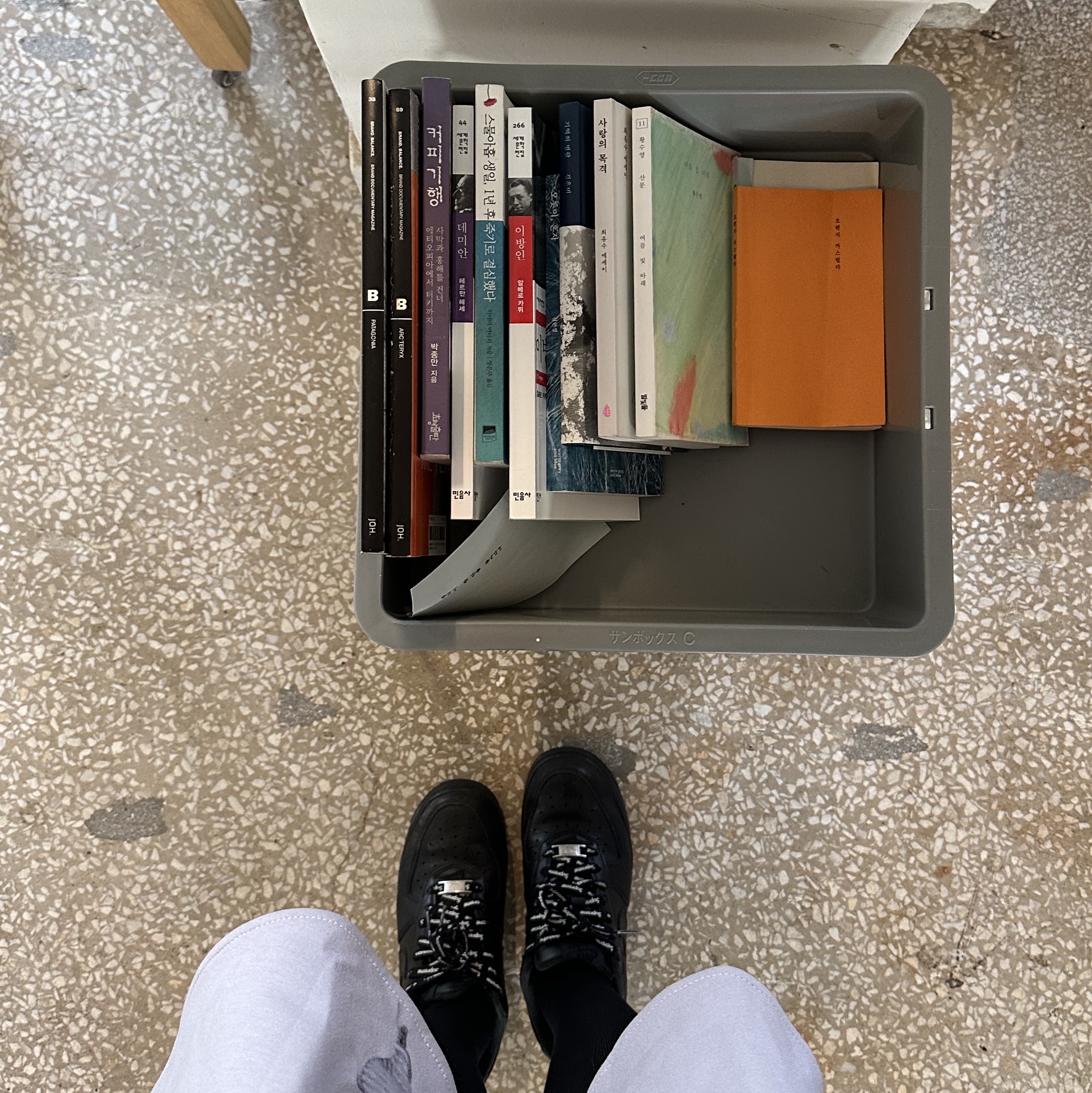Nike x Supreme Air Force 1 Low Black, Arc'teryx Mantis 1 Waistpack Habitat Forage 착용 스타일 - 2
