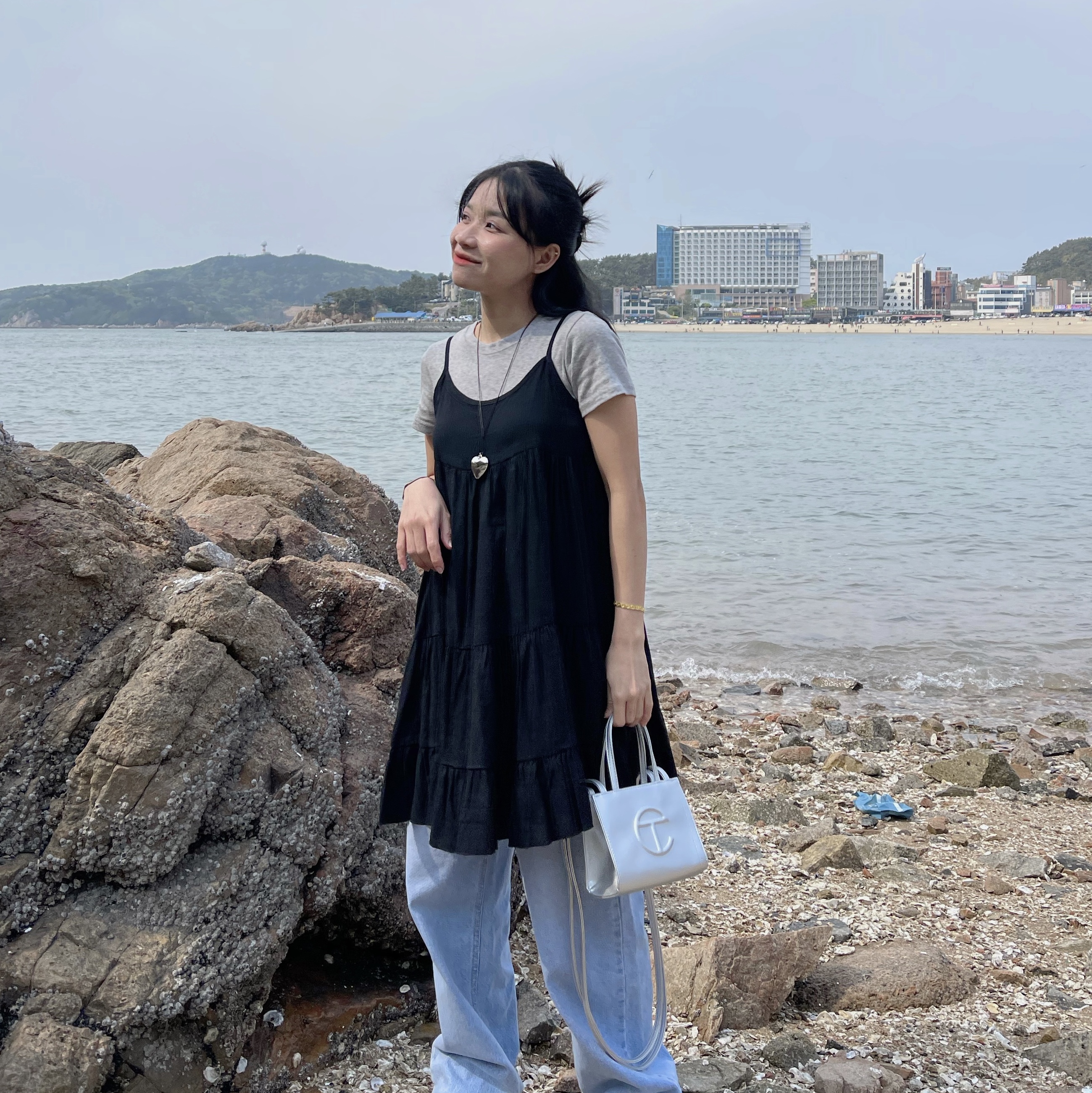 Telfar Small Shopping Bag Silver 착용 스타일 - 3
