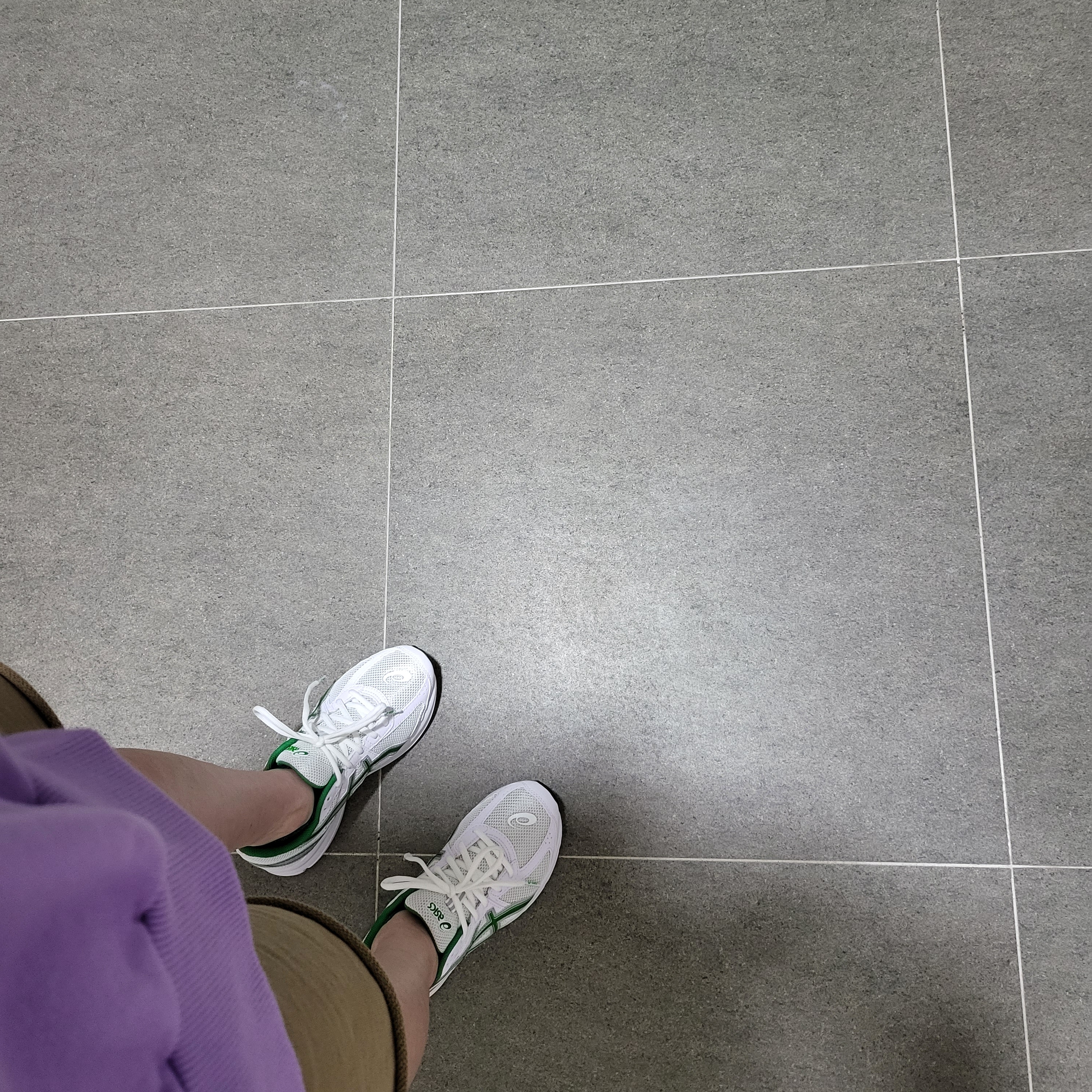 Asics Jog 100 S White Green - 2E Wide 착용 스타일 - 3