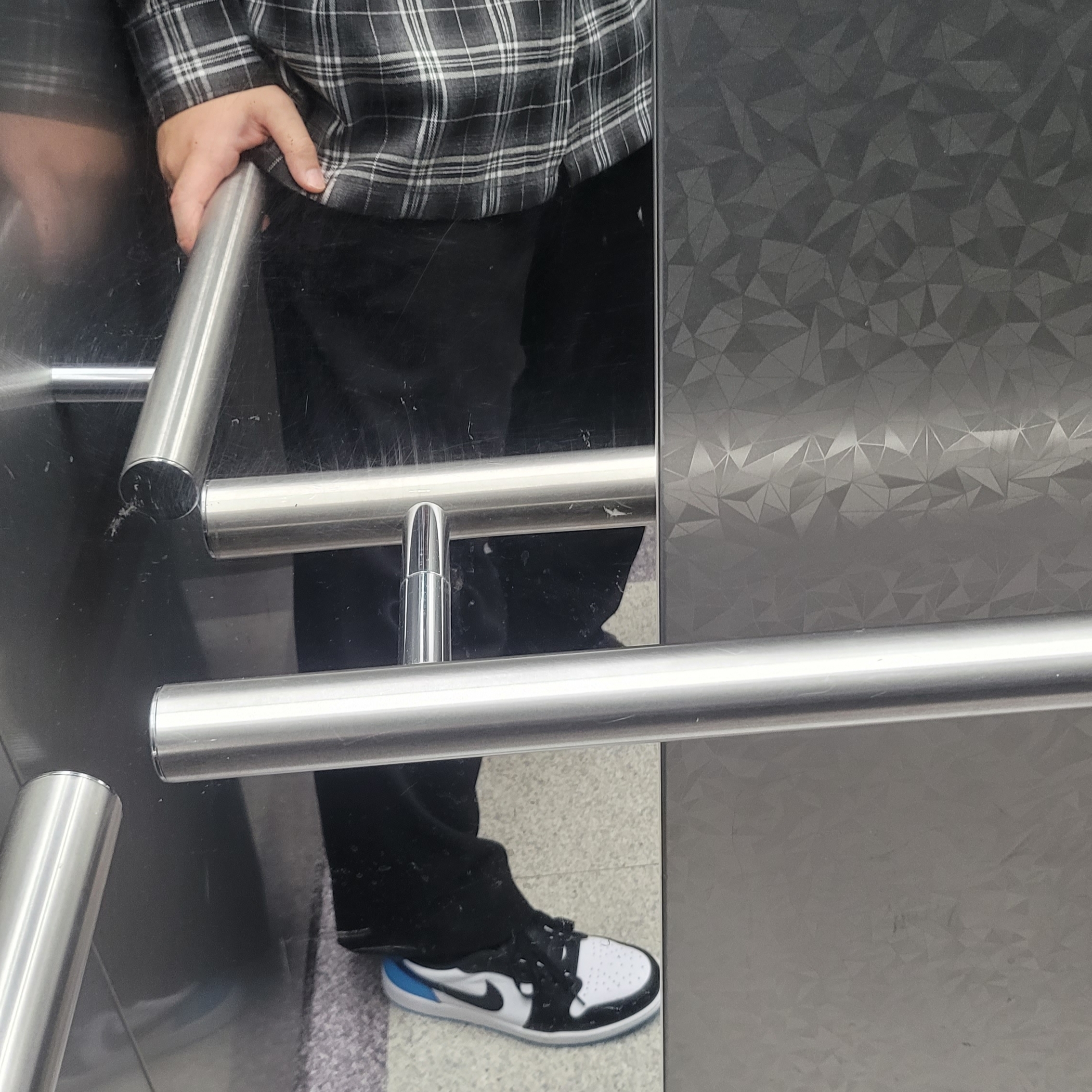 Jordan 1 Retro Low OG Black and Dark Powder Blue 착용 스타일 - 2