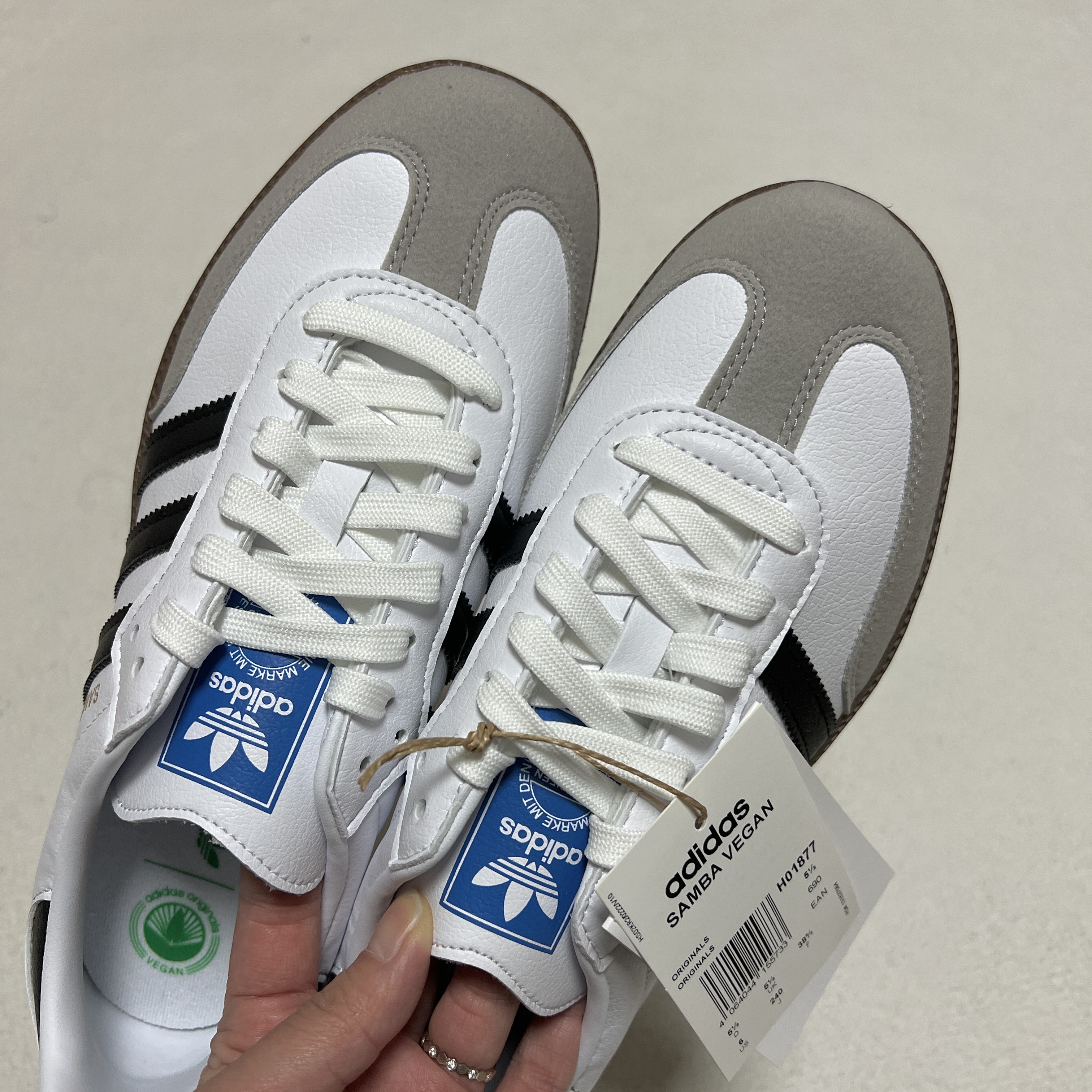 Adidas Samba Vegan White Black 착용 스타일 - 2