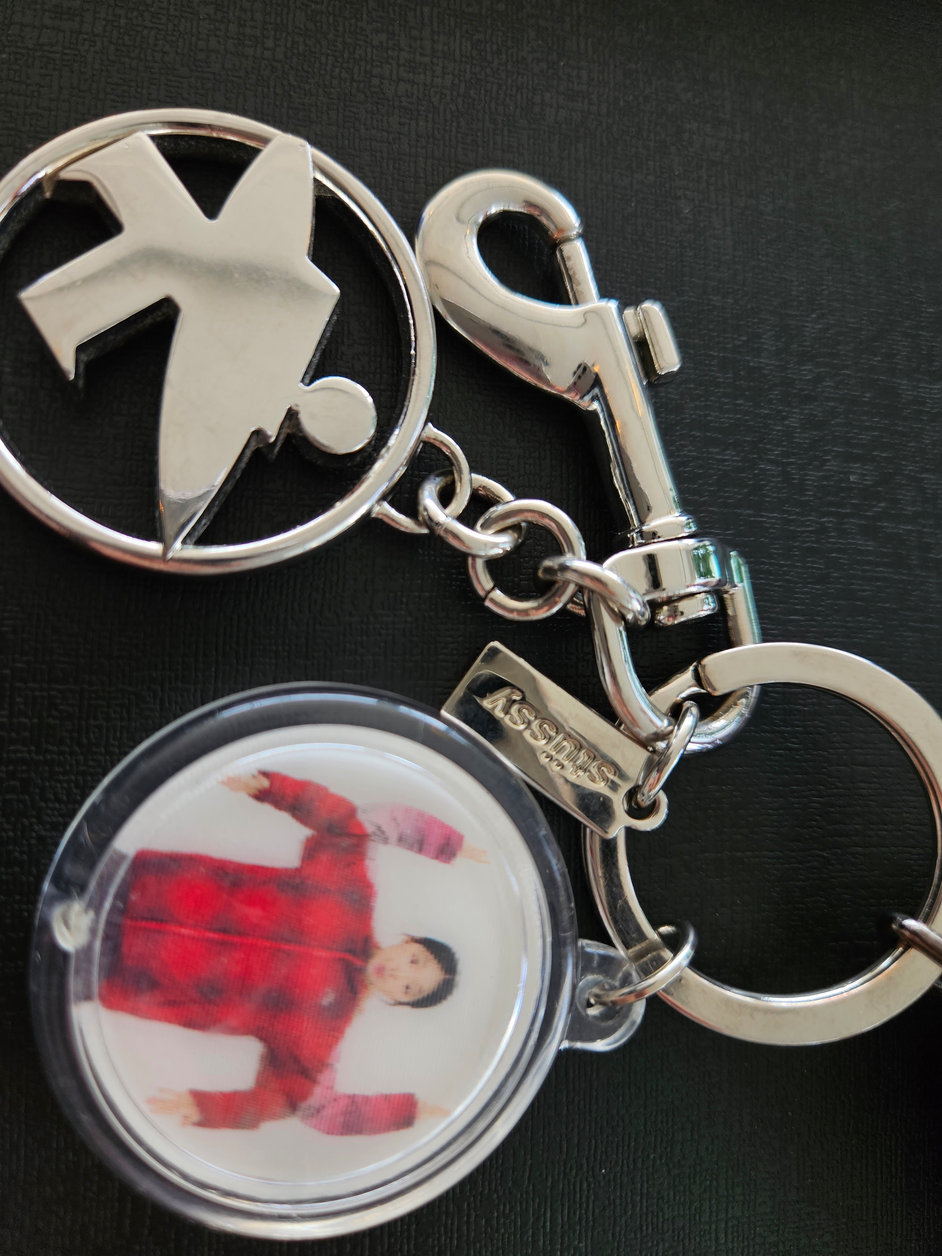Stussy Surfman Keychain Silver 착용 스타일