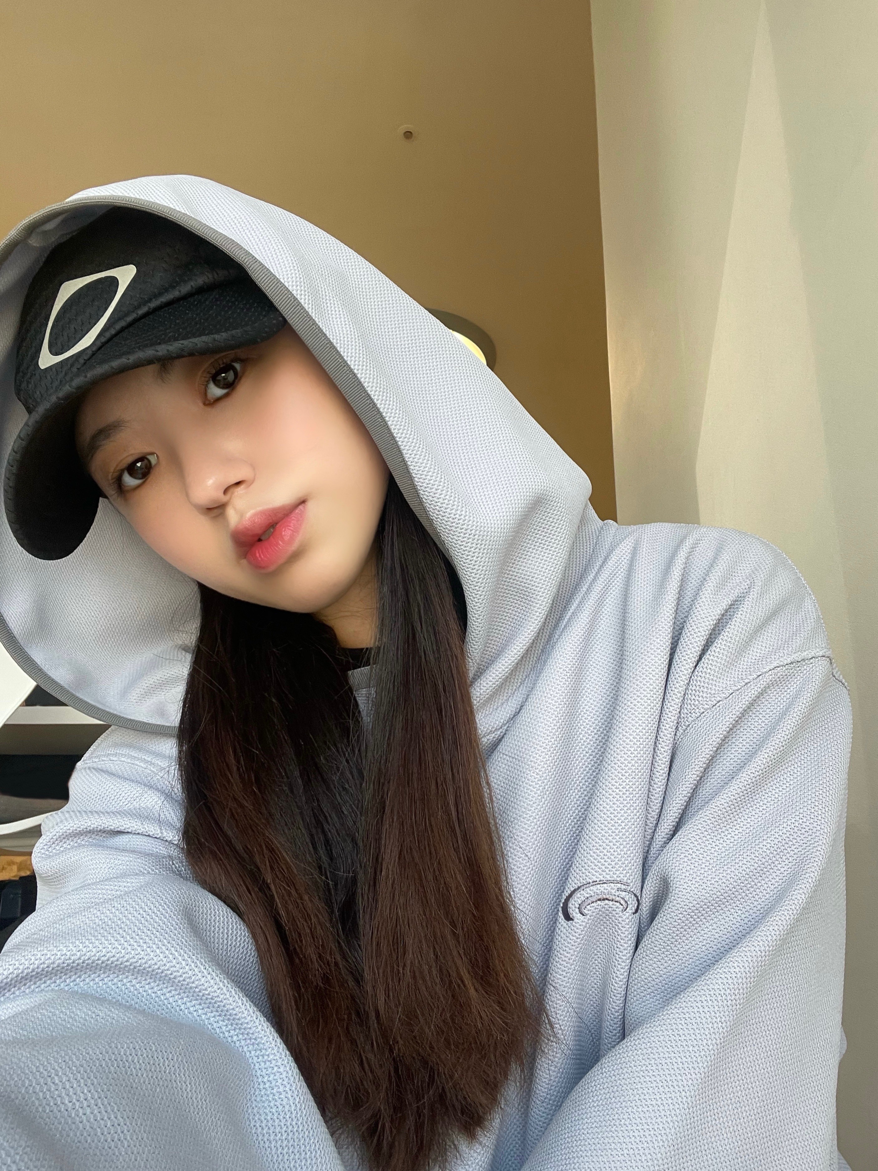(W) Mischief Rhombus Running Cap Khaki Grey, Jordan 1 Mid Gym Red Black White 착용 스타일 - 1