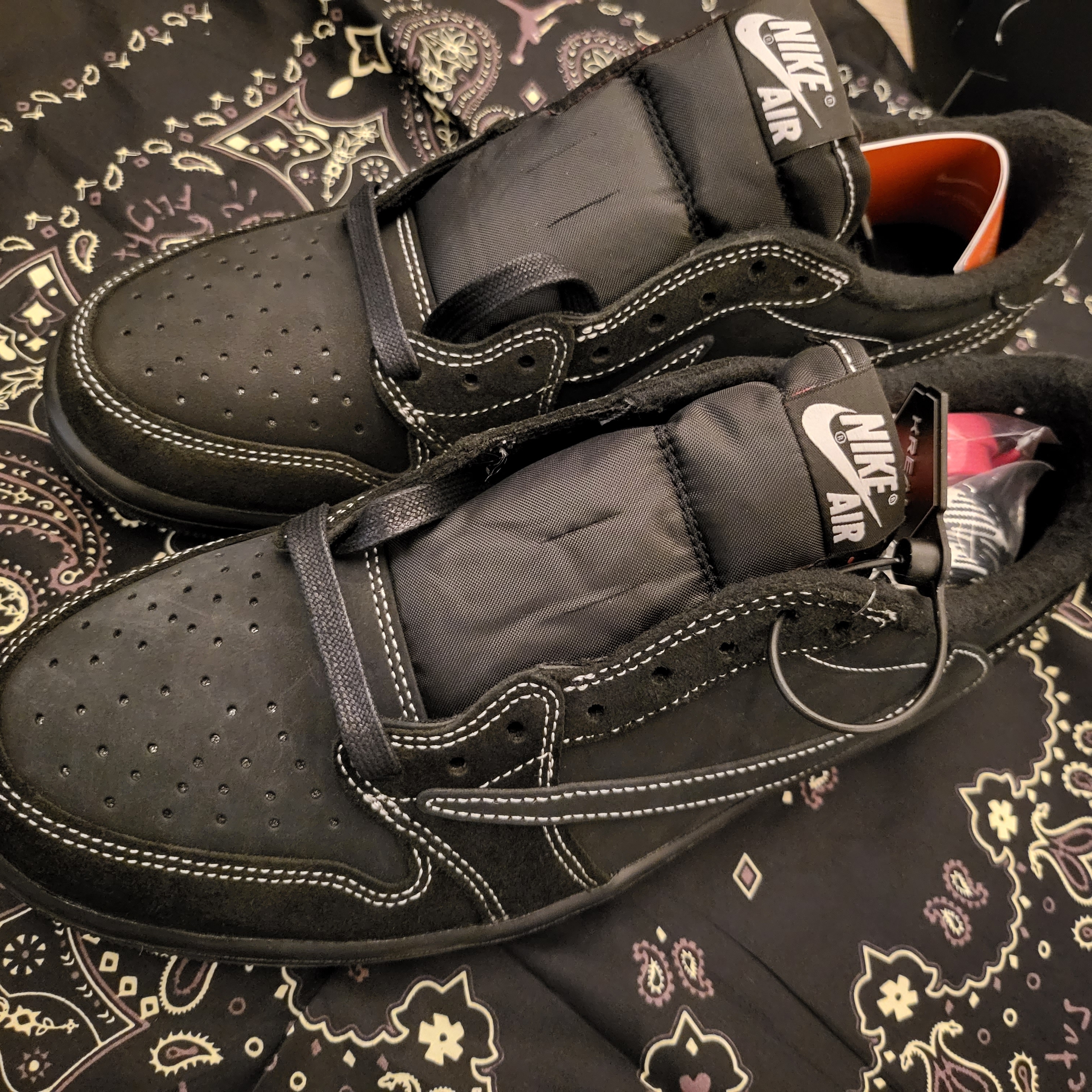 Jordan 1 x Travis Scott Retro Low OG SP Black Phantom 착용 스타일 - 2