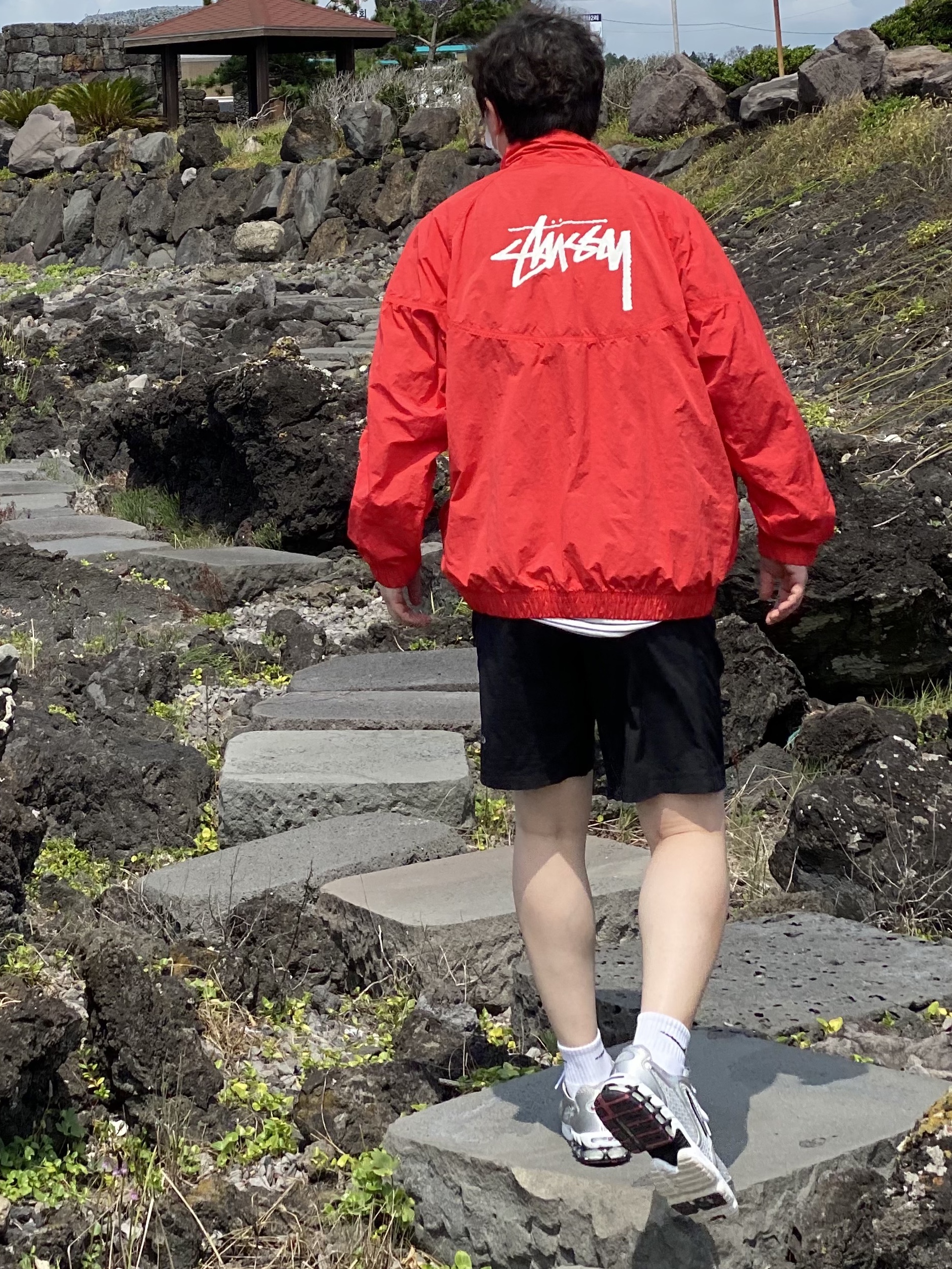 (W) Nike Air Zoom Spiridon Cage 2 Metallic Silver, Nike x Stussy Windrunner Jacket Habanero Red 착용 스타일 - 2