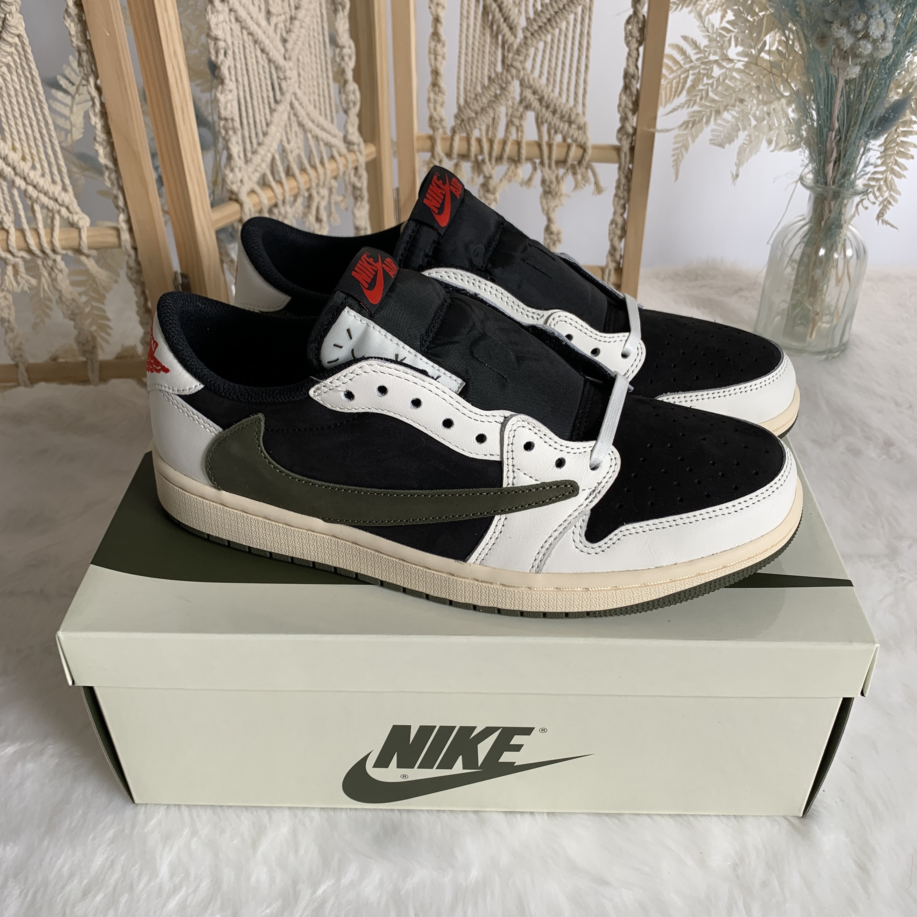 (W) Jordan 1 x Travis Scott Retro Low OG SP Medium Olive 착용 스타일 - 2