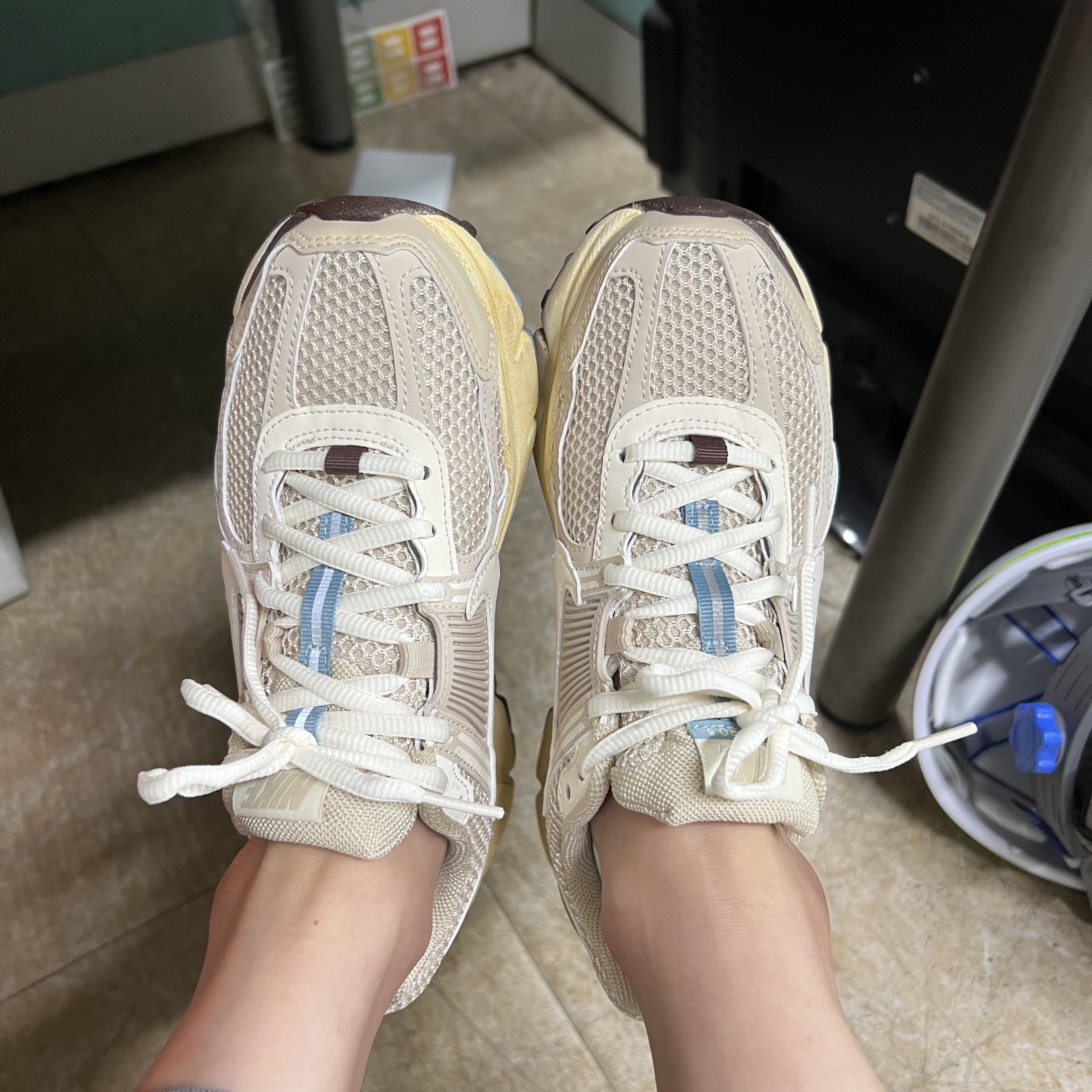 (W) Nike Zoom Vomero 5 Oatmeal 착용 스타일