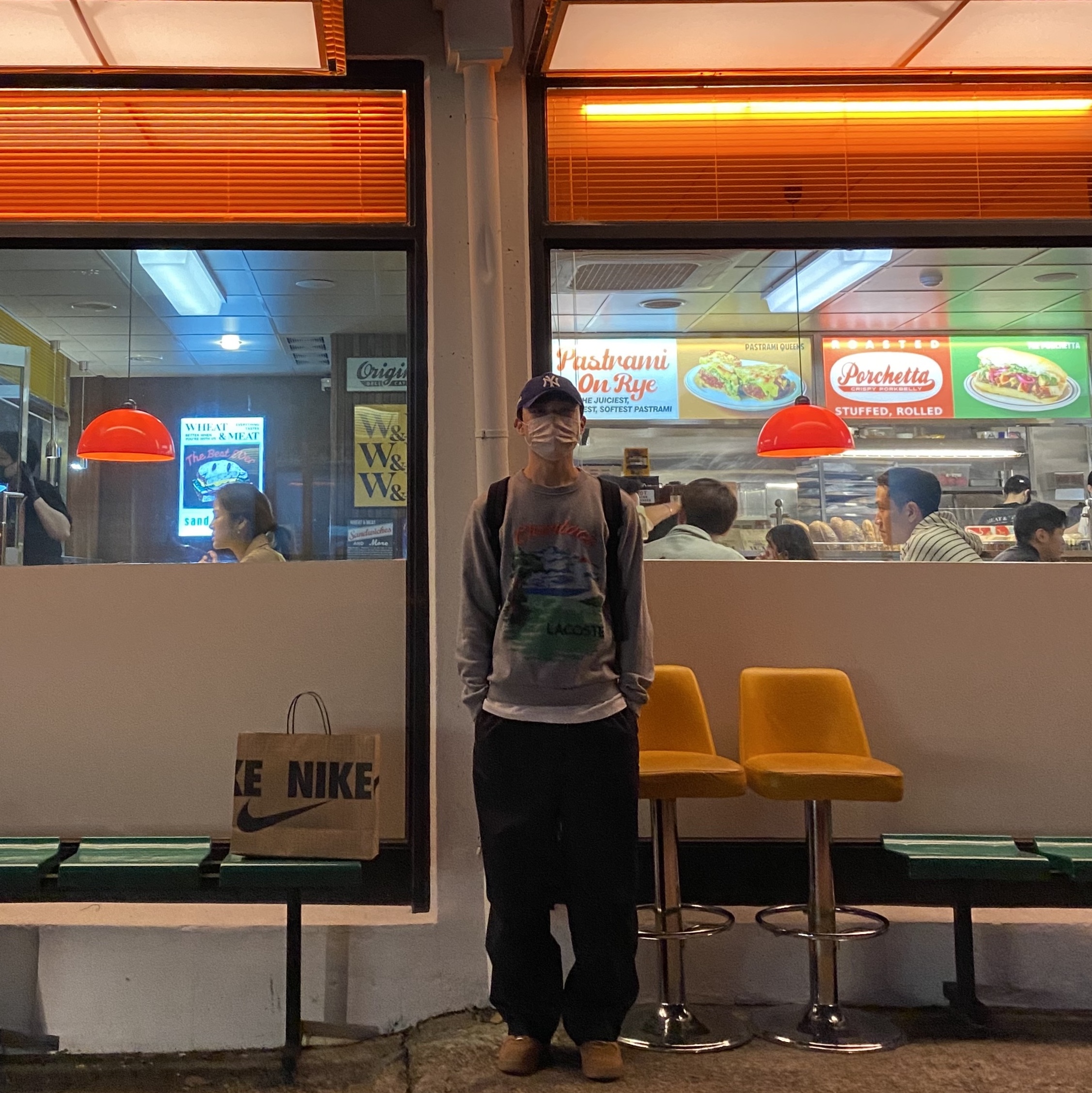 Nike x Supreme Air Force 1 Low Flax, New Era x MoMA New York Yankees Cap Bright Royal 착용 스타일